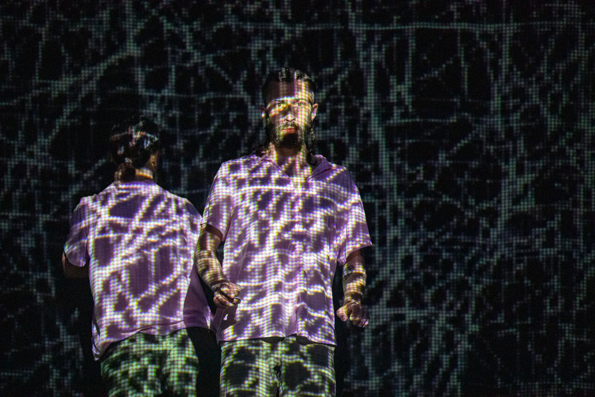 Performance digitale al Festival di Spoleto con proiezioni pixel e movimento