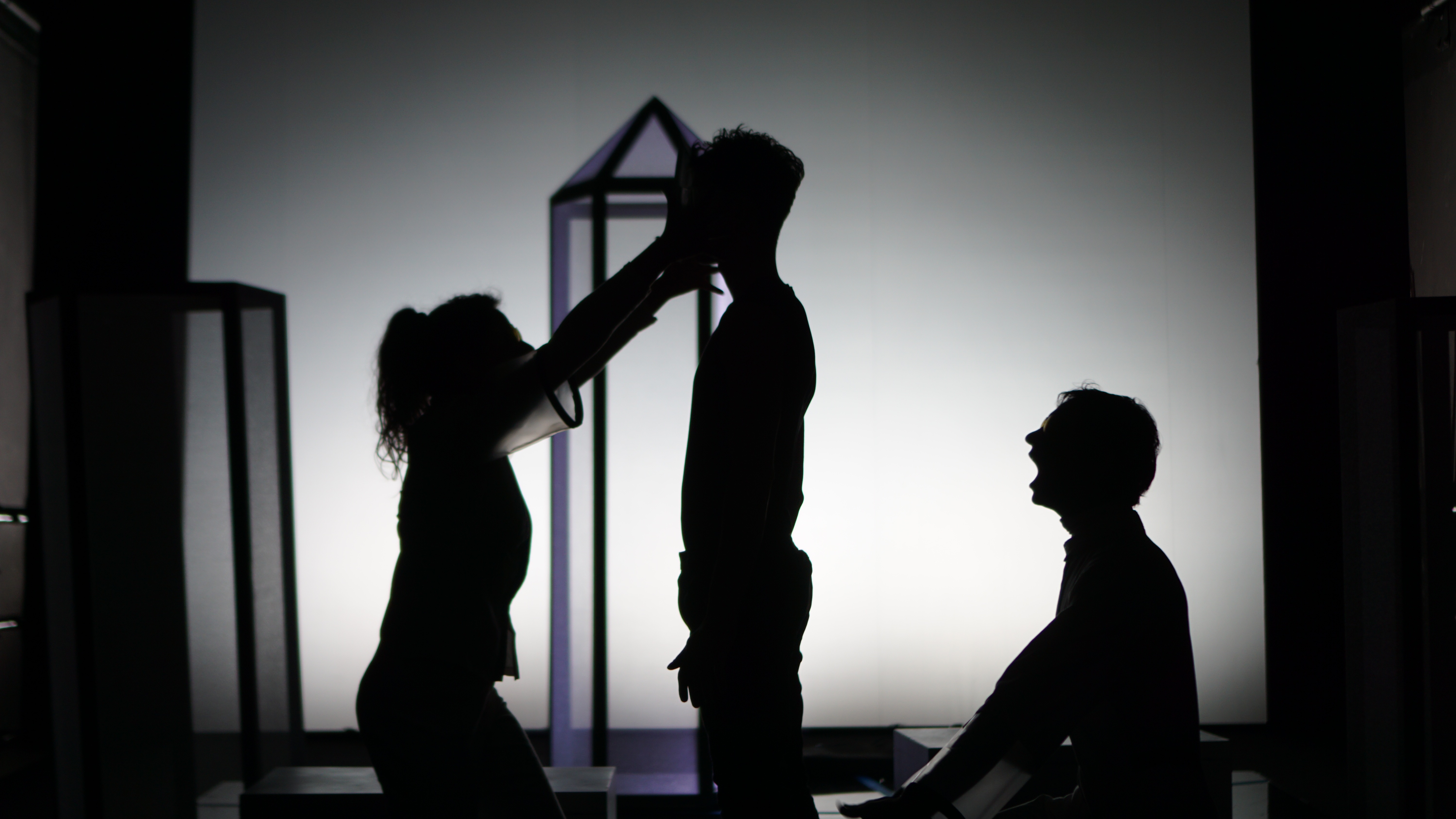 Silhouette drammatica al Festival di Spoleto, arte e movimento in controluce