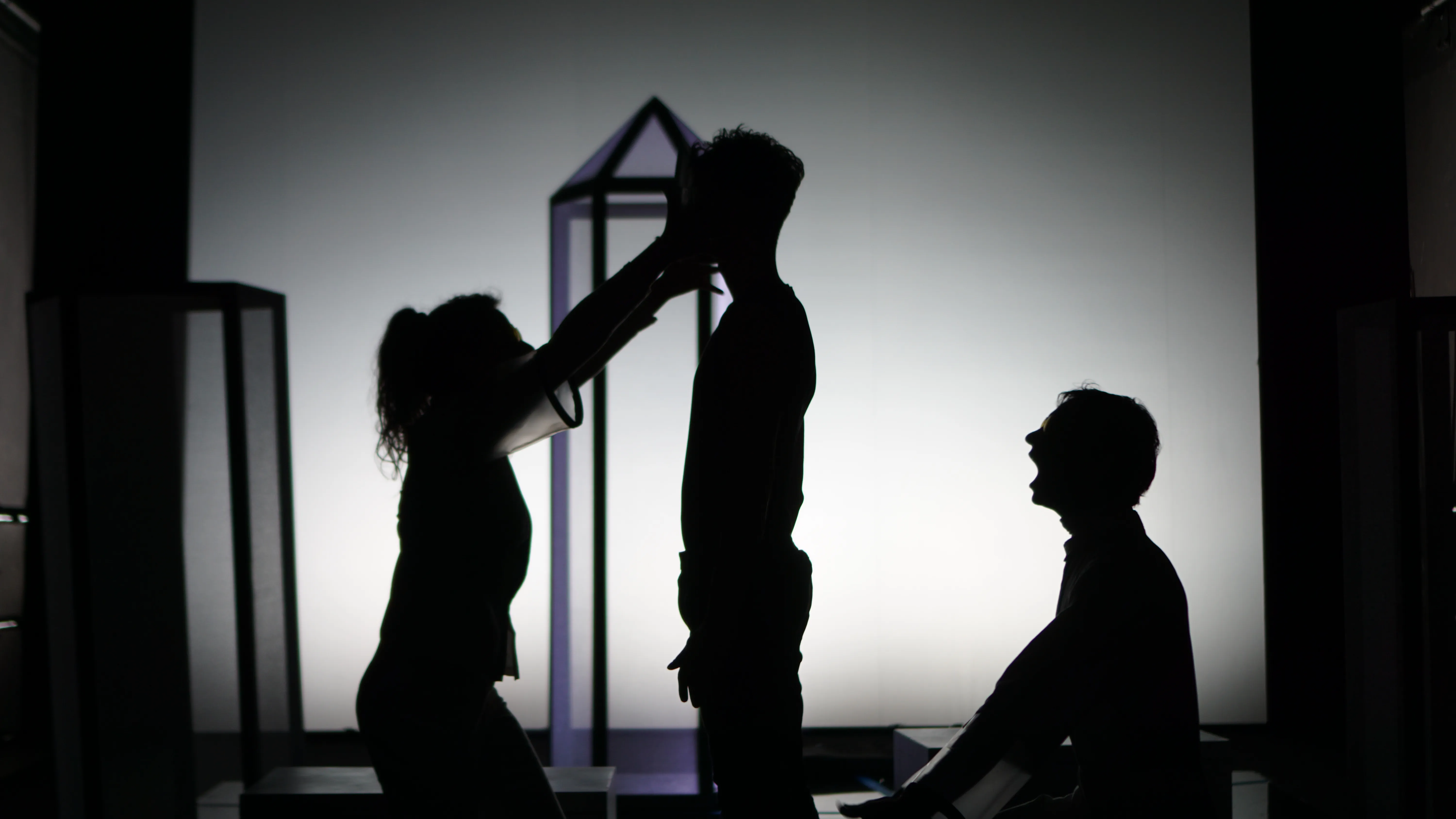 Silhouette drammatica al Festival di Spoleto, arte e movimento in controluce