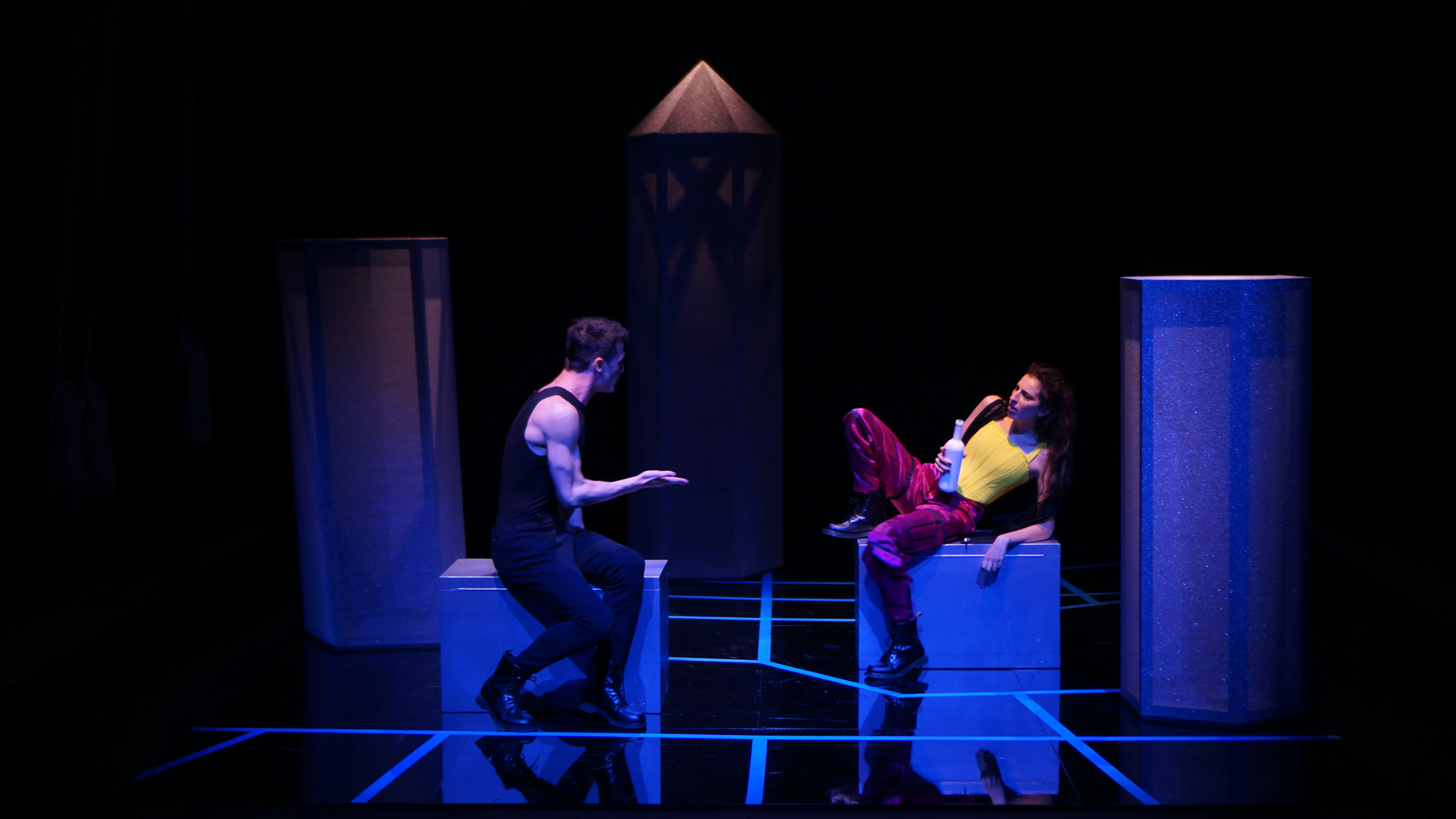 Performance teatrale al Festival di Spoleto con danzatori in palcoscenico minimale