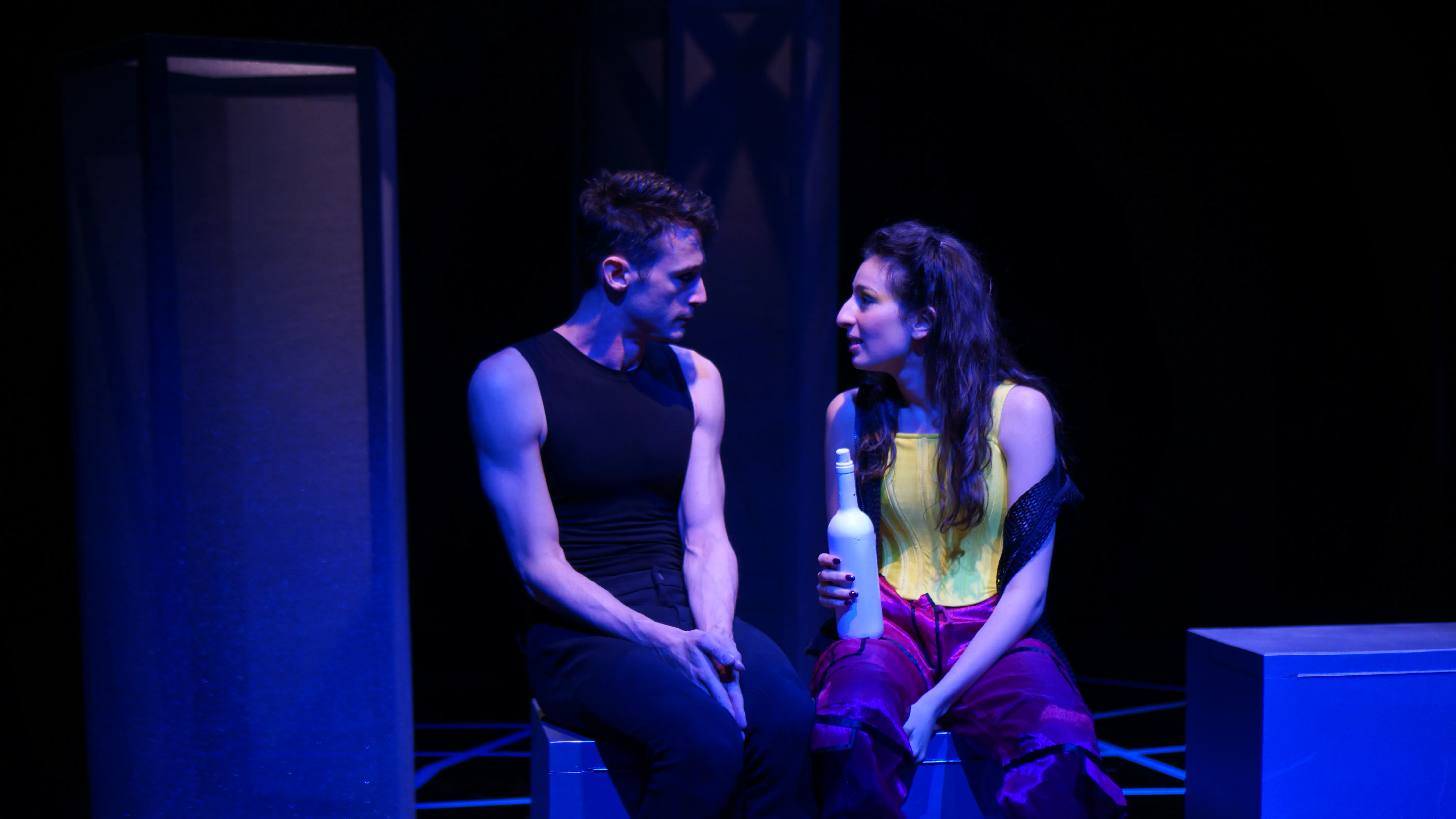 Scena teatrale intima al Festival di Spoleto, due performer in dialogo