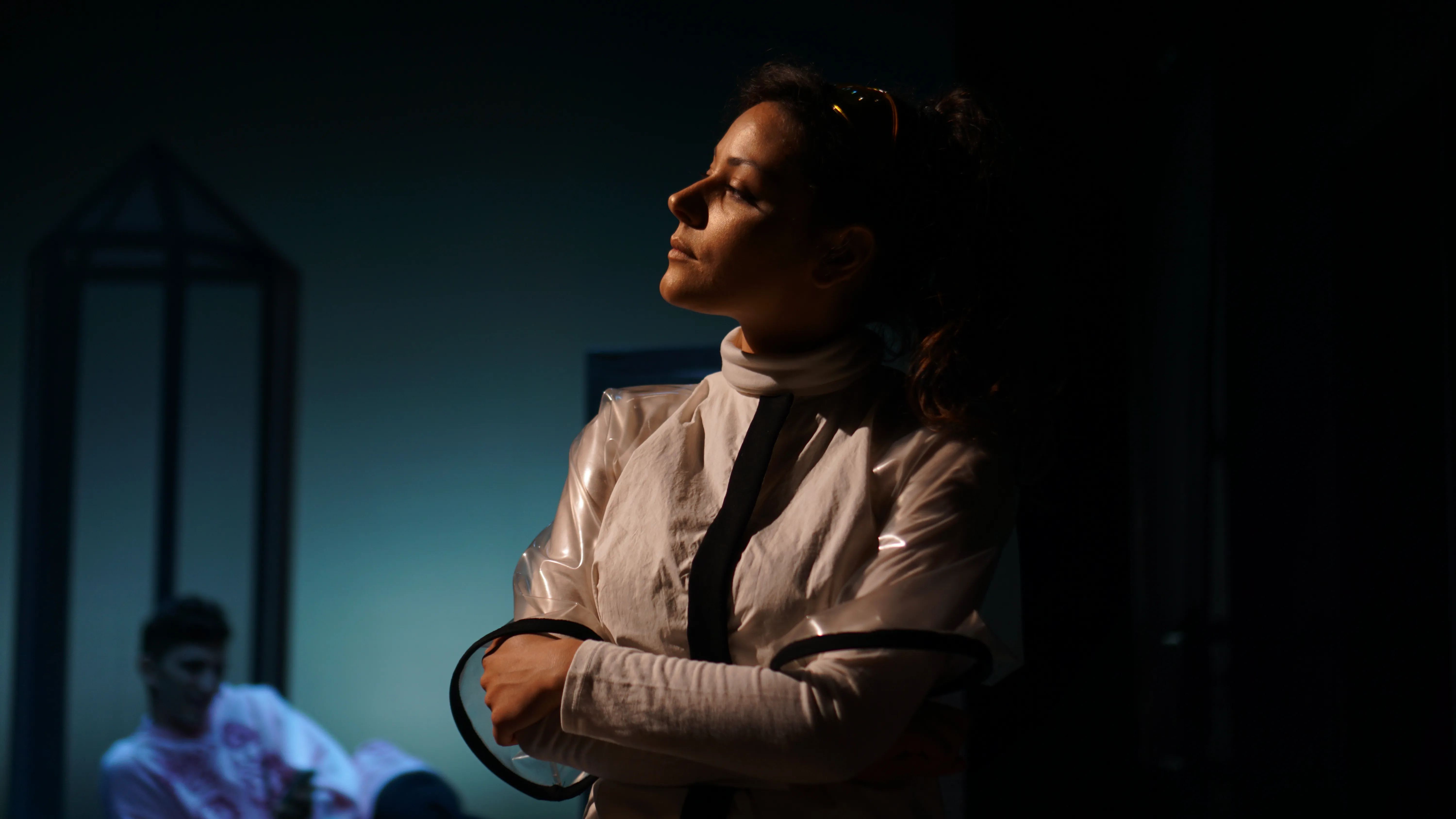 Momento intimo al Festival di Spoleto, artista assorta in riflessione