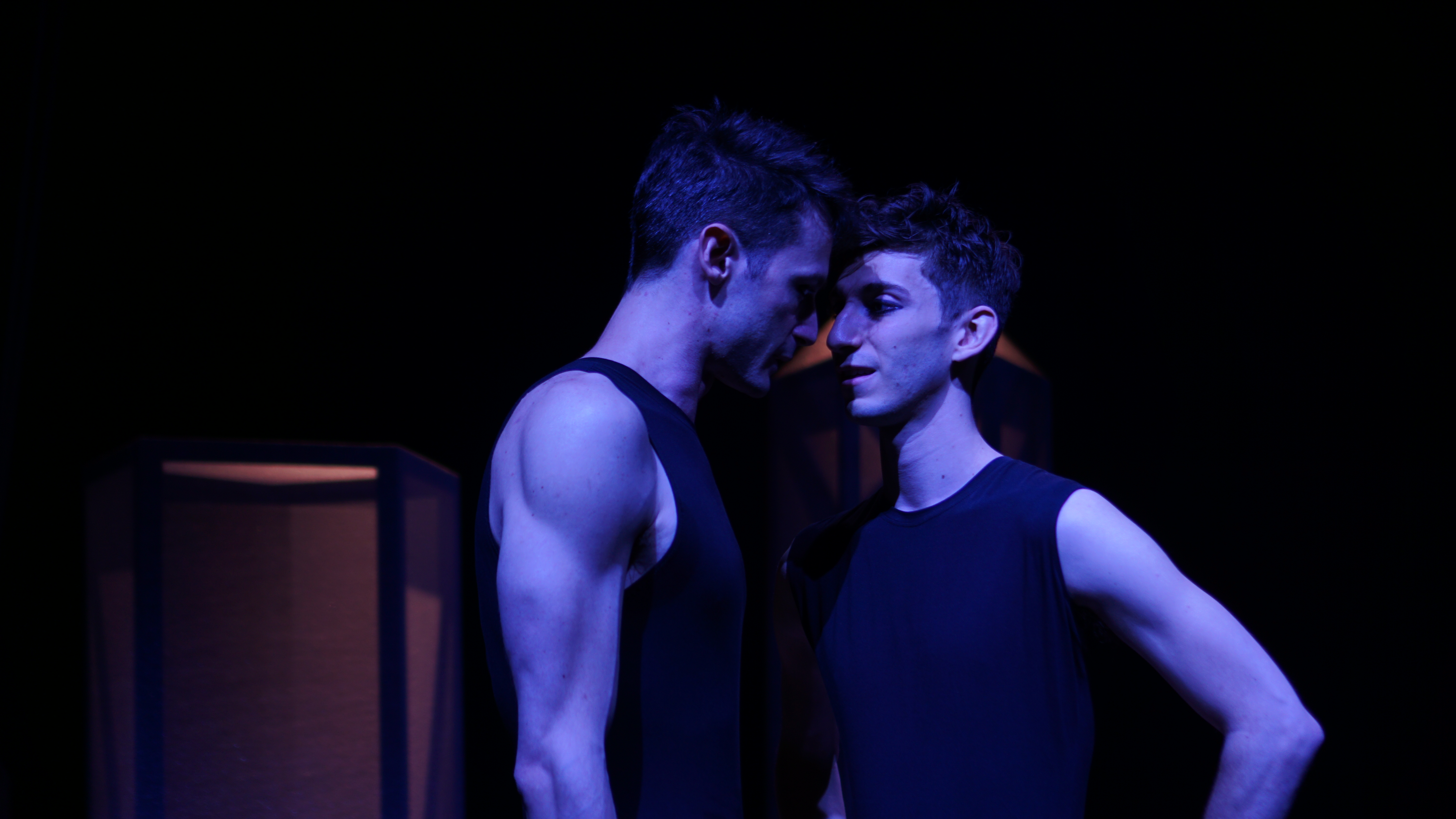 Danza intensa al Festival di Spoleto, corpi in blu drammatico