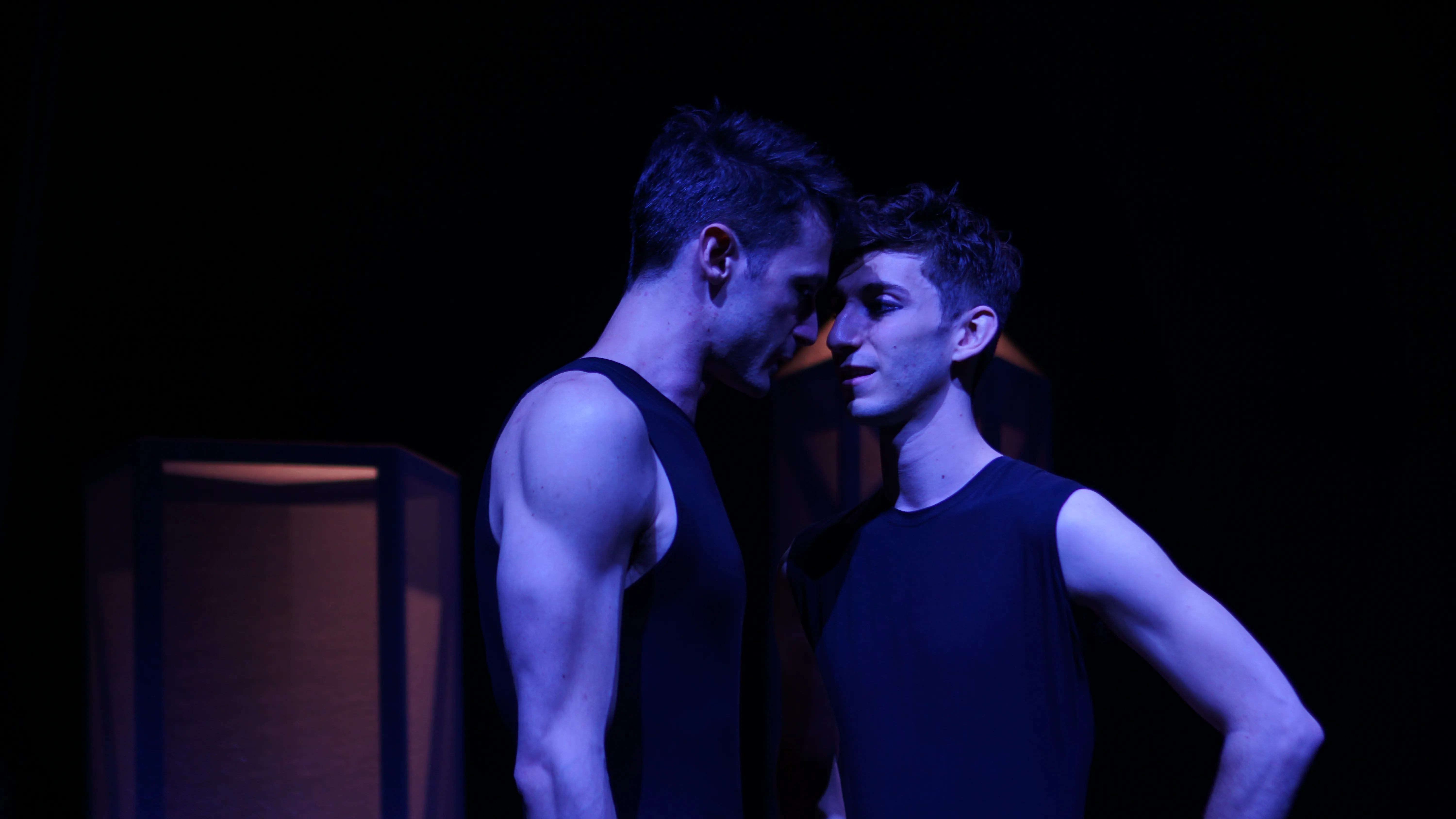 Danza intensa al Festival di Spoleto, corpi in blu drammatico