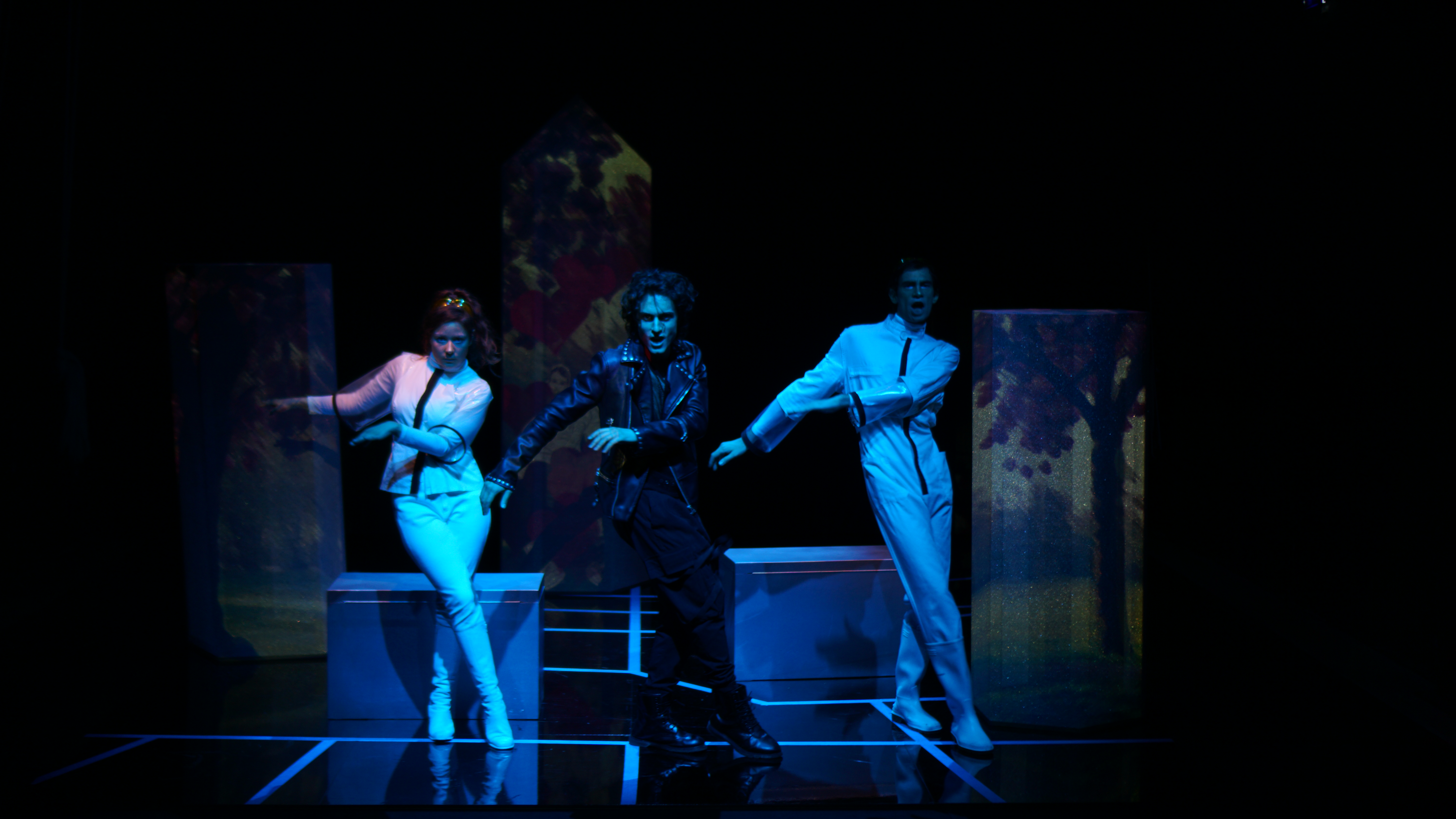 Performance teatrale al Festival di Spoleto con ballerini in blu scuro