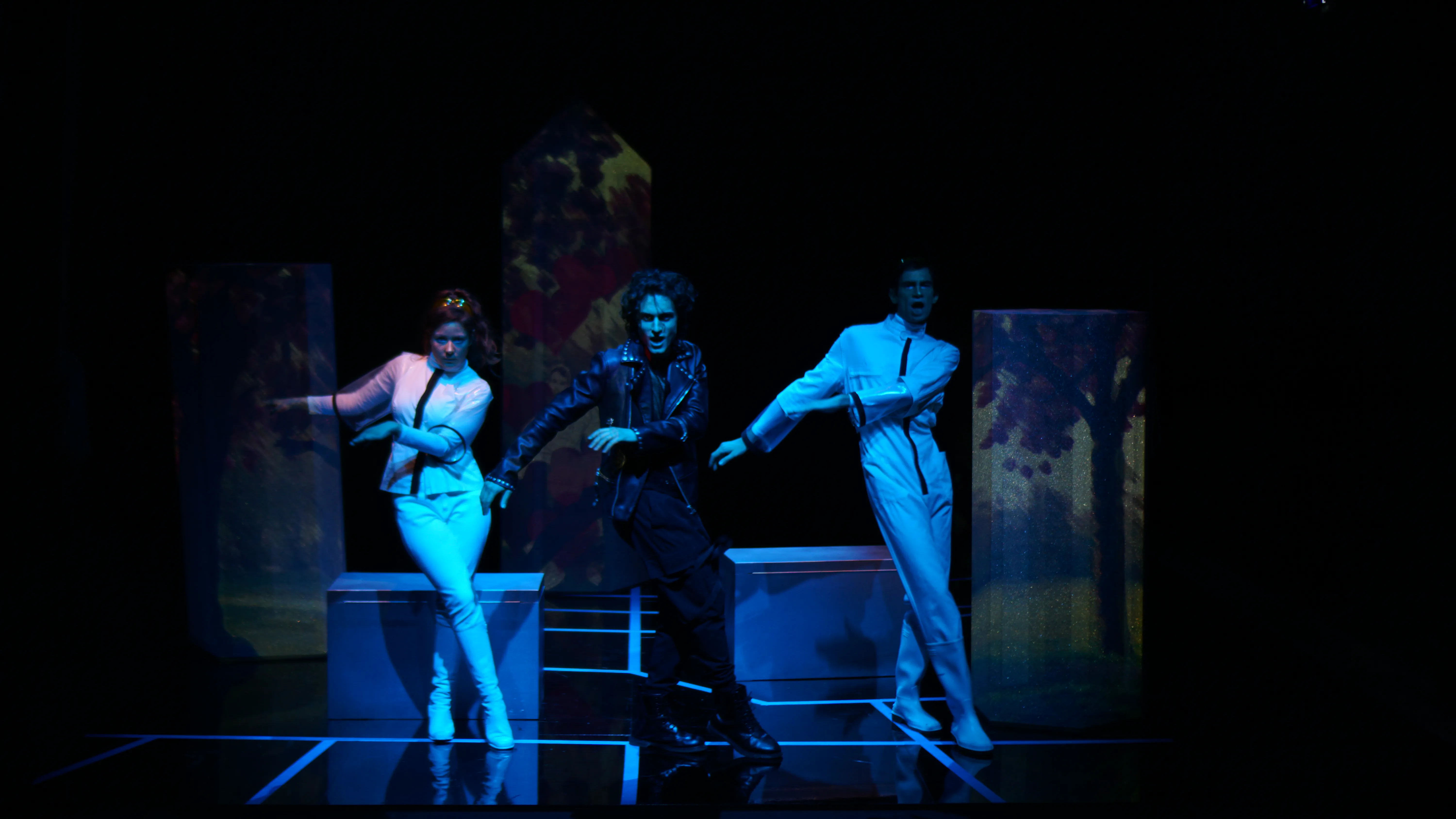 Performance teatrale al Festival di Spoleto con ballerini in blu scuro