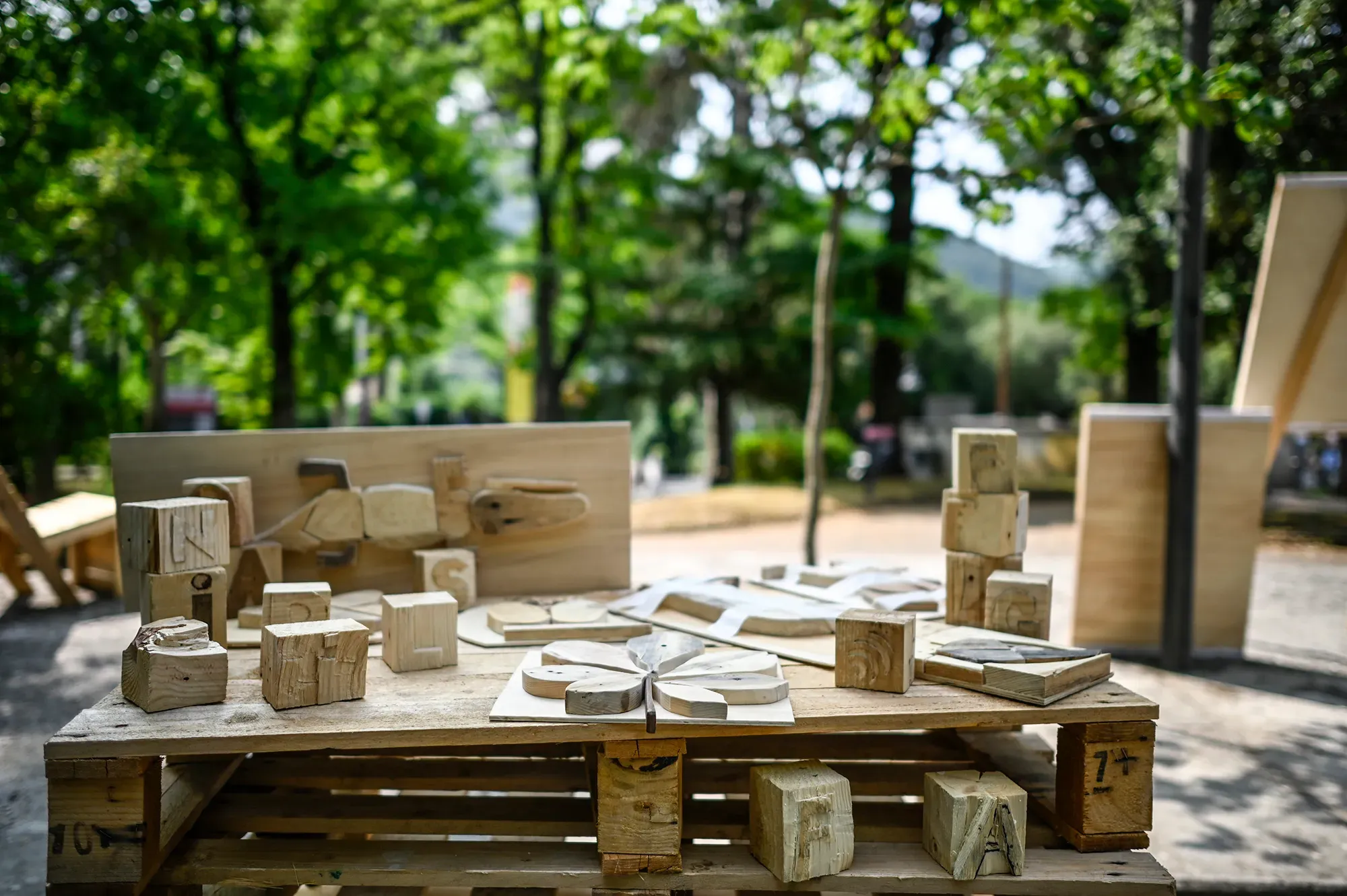 Installazione artistica in legno al Festival di Spoleto, cubi creativi all'aperto