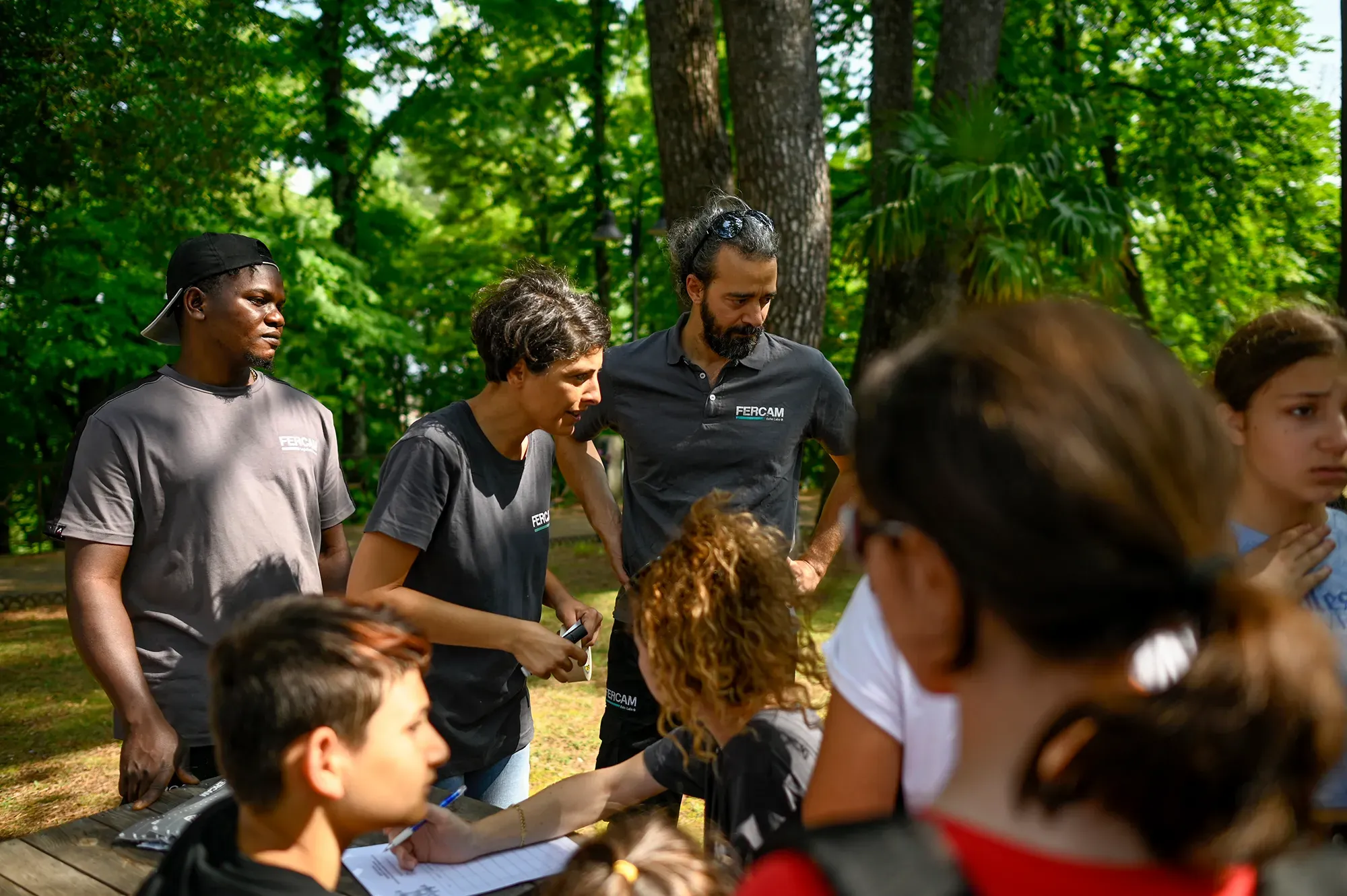 Partecipanti del Festival di Spoleto durante un workshop all'aperto
