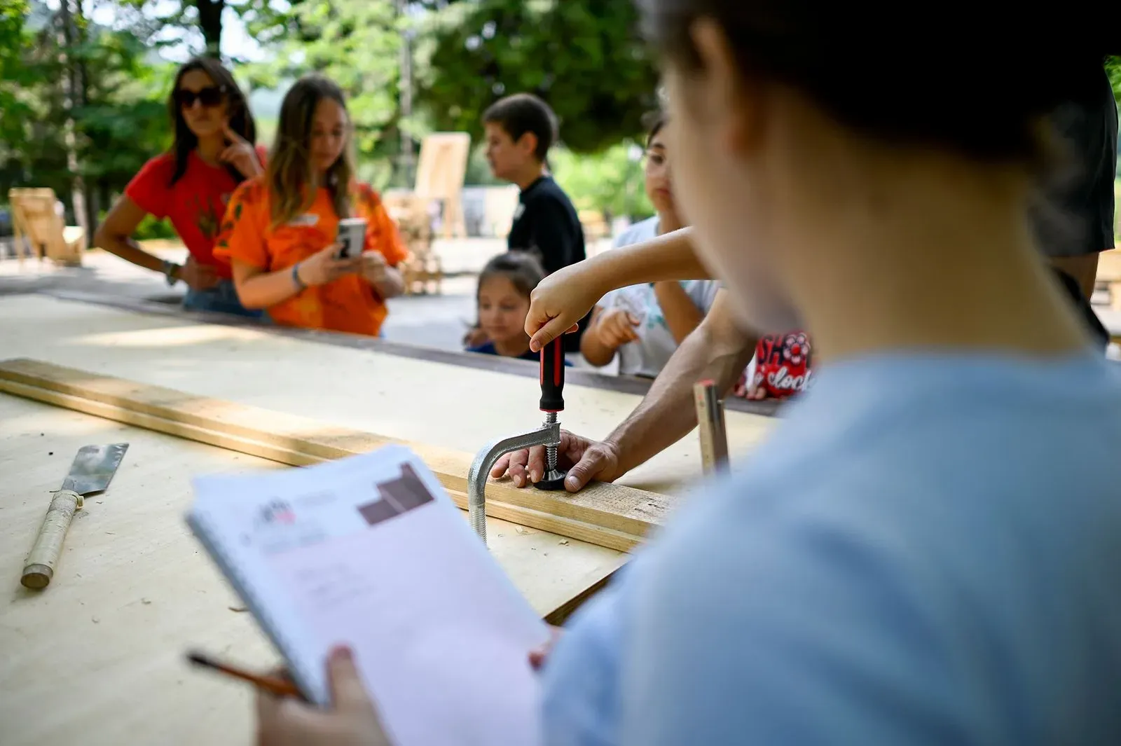 Laboratorio creativo durante il Festival di Spoleto con giovani partecipanti