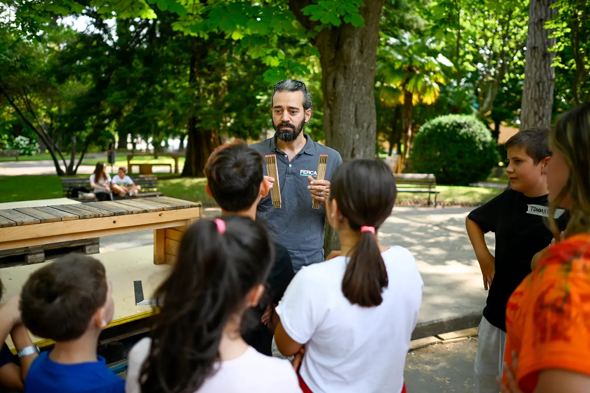 Festival di Spoleto, laboratorio educativo per bambini nel parco soleggiato