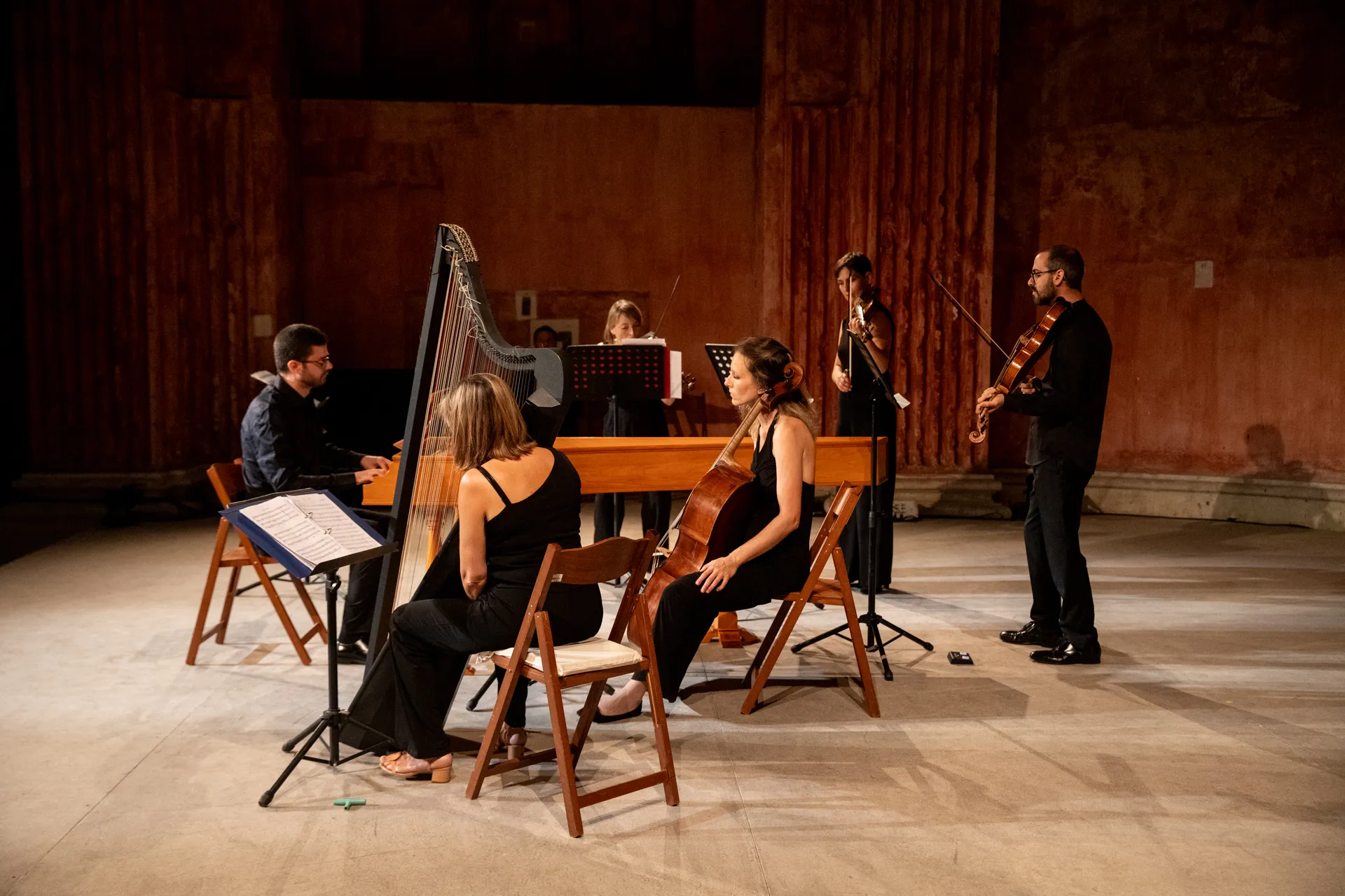 Ensemble musicale al Festival di Spoleto, strumenti classici sul palco