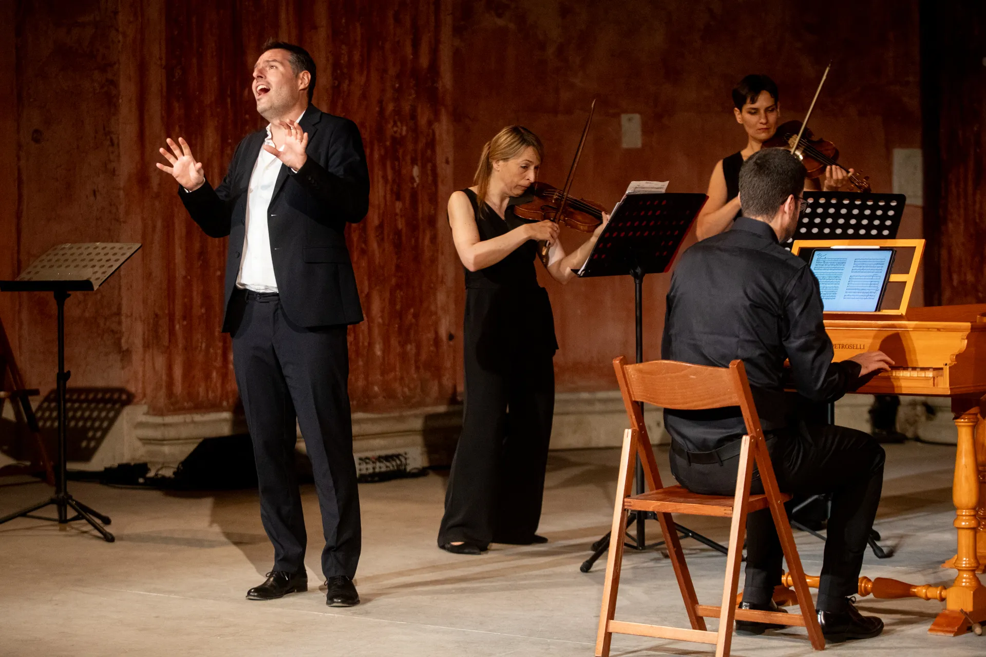 Esibizione musicale al Festival di Spoleto con cantante e musicisti d'archi