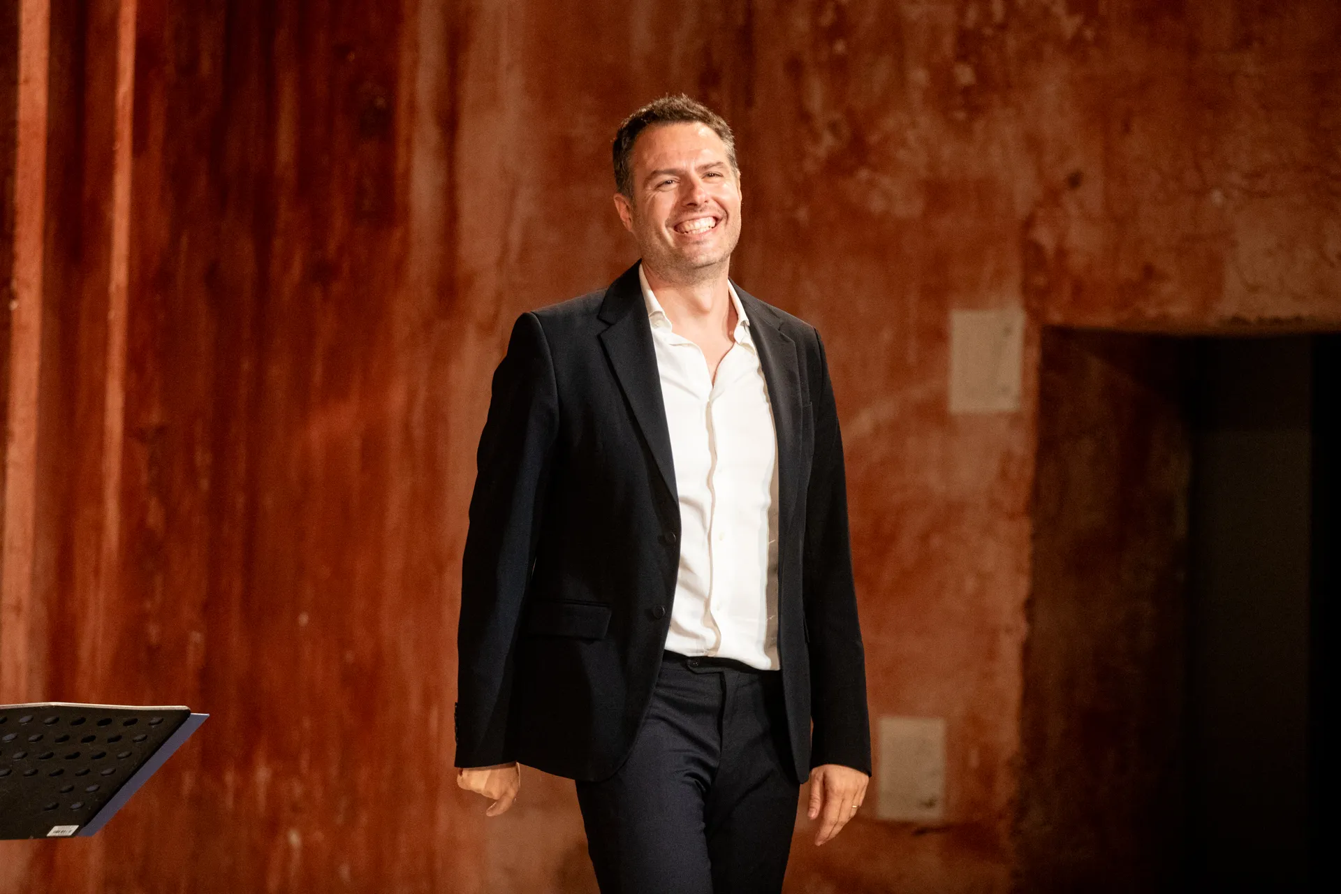 Artista sorridente sul palco del Festival di Spoleto in elegante abito nero