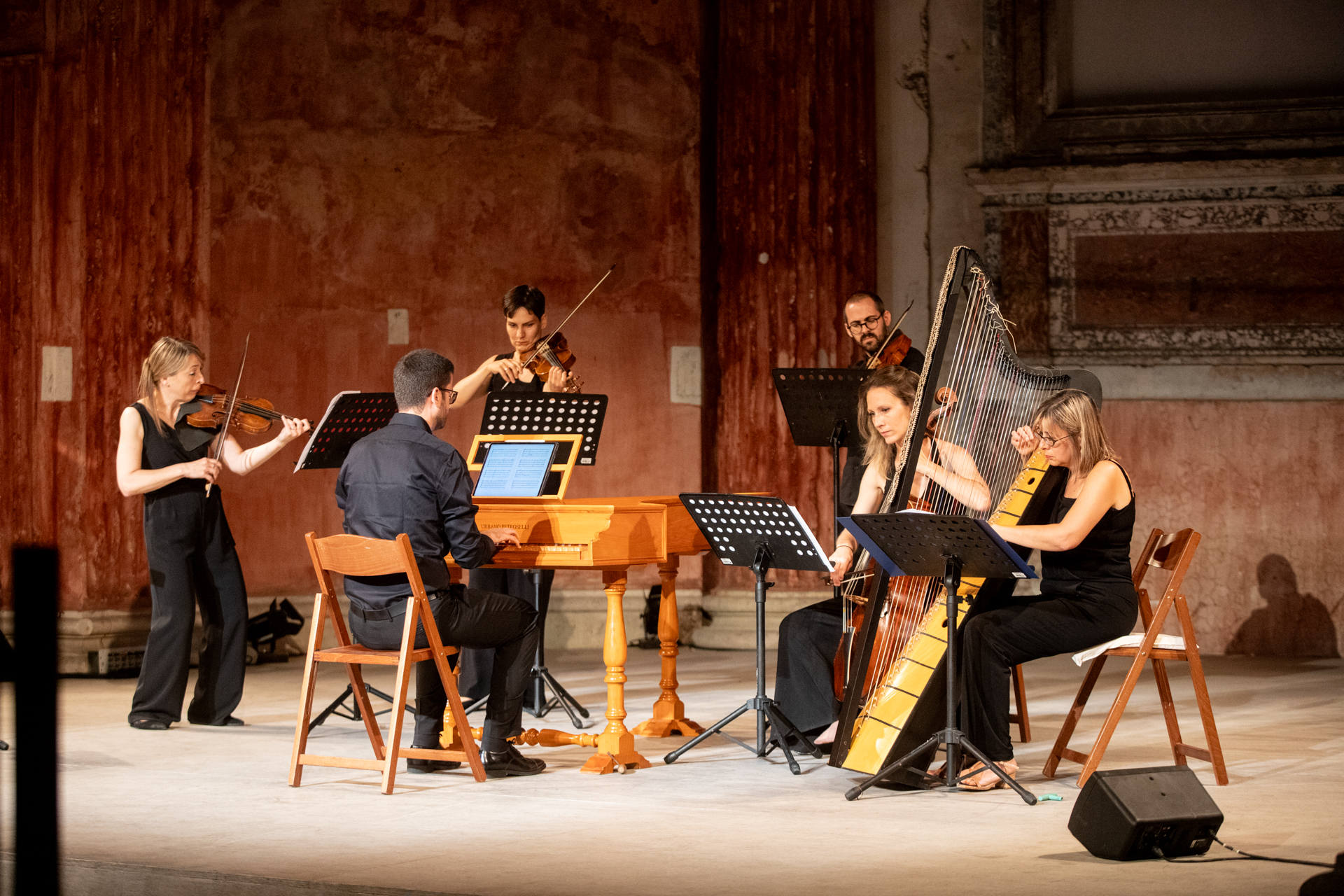 Ensemble musicale durante l'esibizione al Festival di Spoleto con strumenti classici
