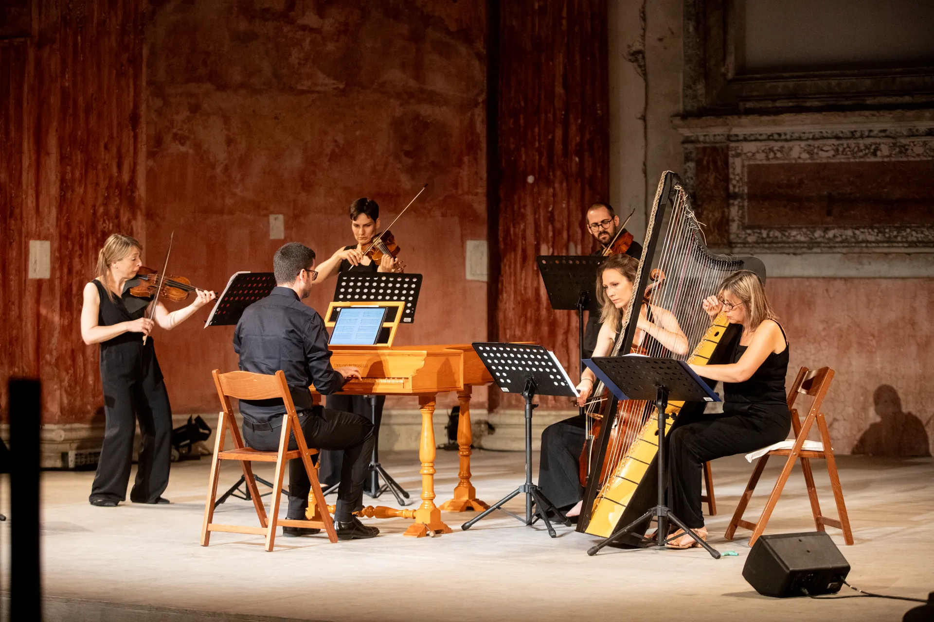 Ensemble musicale durante l'esibizione al Festival di Spoleto con strumenti classici