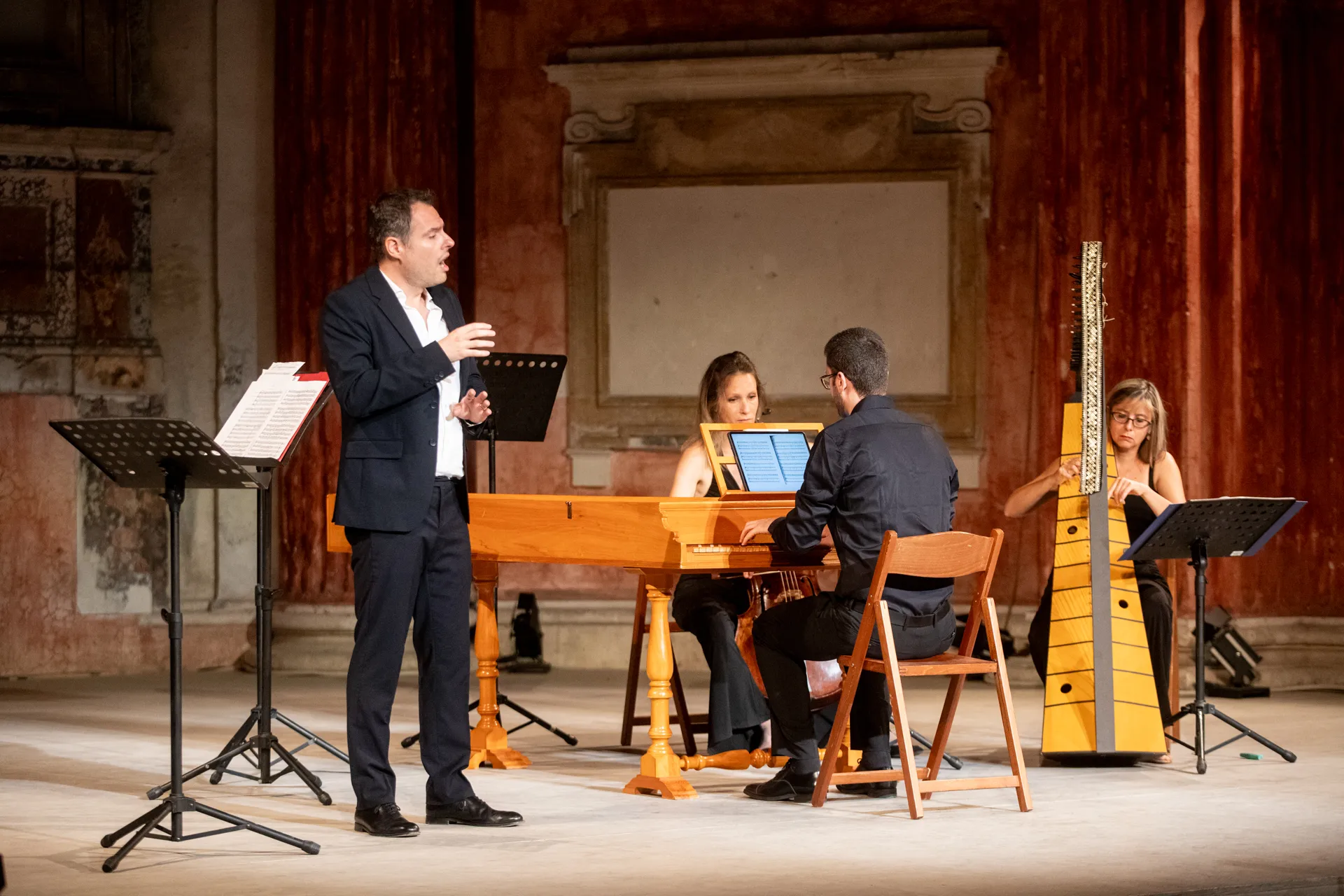 Esibizione musicale al Festival di Spoleto con ensemble di strumenti antichi