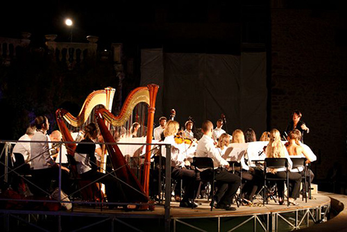 Orchestra di arpe e strumenti sul palco del Festival di Spoleto