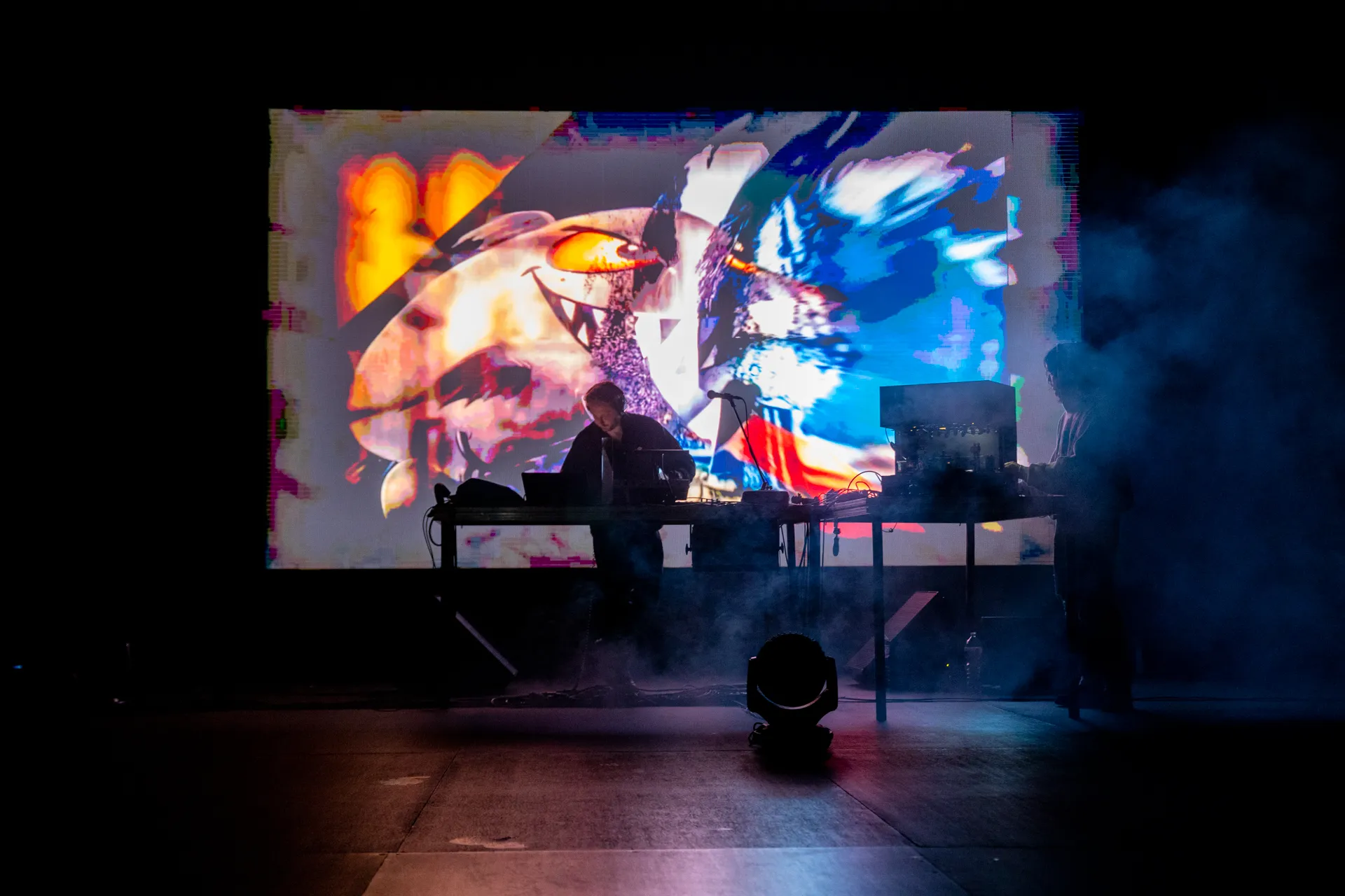 Festival di Spoleto: Vibrant electronic music performance with colorful abstract projection