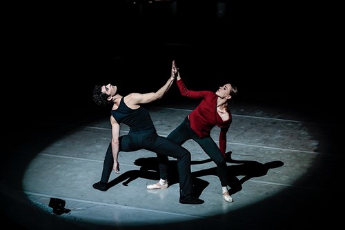 Danzatori in scena al Festival di Spoleto, movimenti artistici eleganti