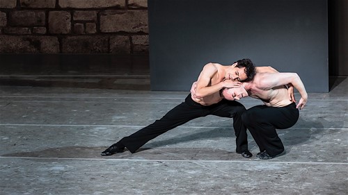 Danzatori intrecciati in una performance intima al Festival di Spoleto