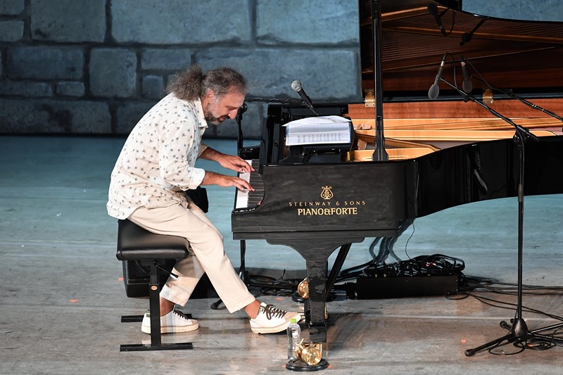 Pianista si esibisce al Festival di Spoleto, suonando un pianoforte Steinway