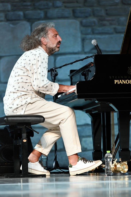 Musicista appassionato si esibisce al Festival di Spoleto con un pianoforte
