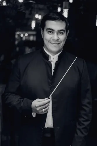 Direttore d'orchestra sorridente al Festival di Spoleto in abito nero elegante