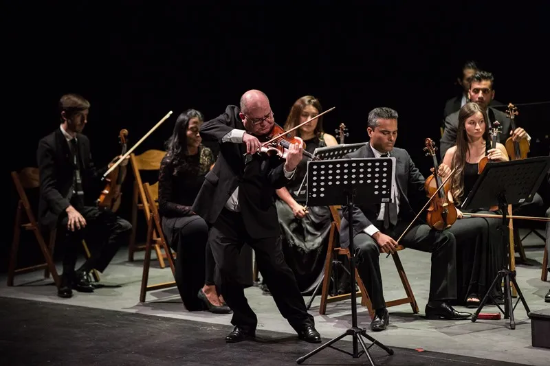 Orchestra sinfonica si esibisce al Festival di Spoleto, musicisti in abito nero
