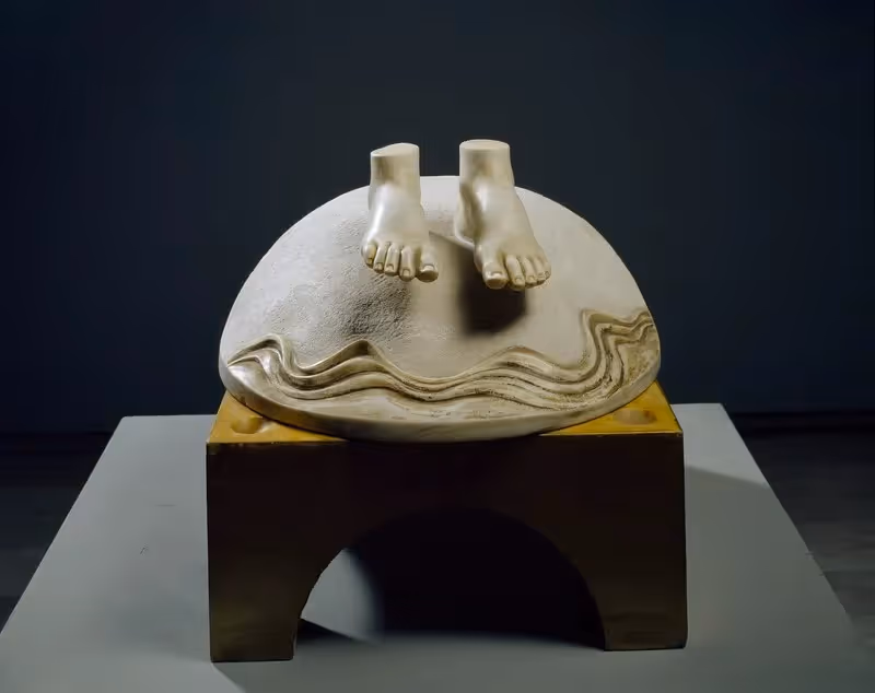 Scultura astratta di piedi su onda al Festival di Spoleto
