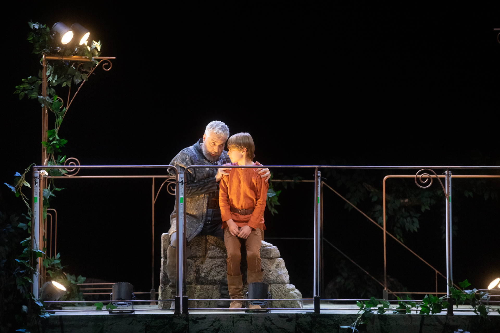 Scena intima al Festival di Spoleto, padre e figlio su un palcoscenico teatrale