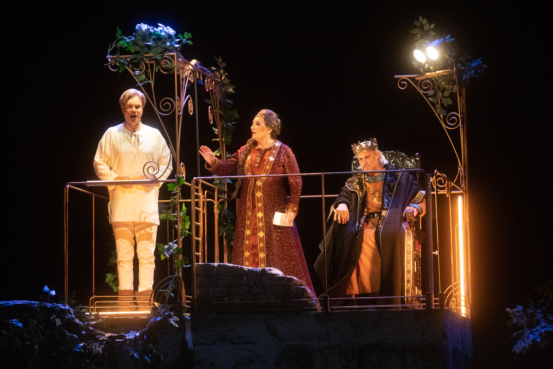 Scena teatrale al Festival di Spoleto con tre attori in costumi storici