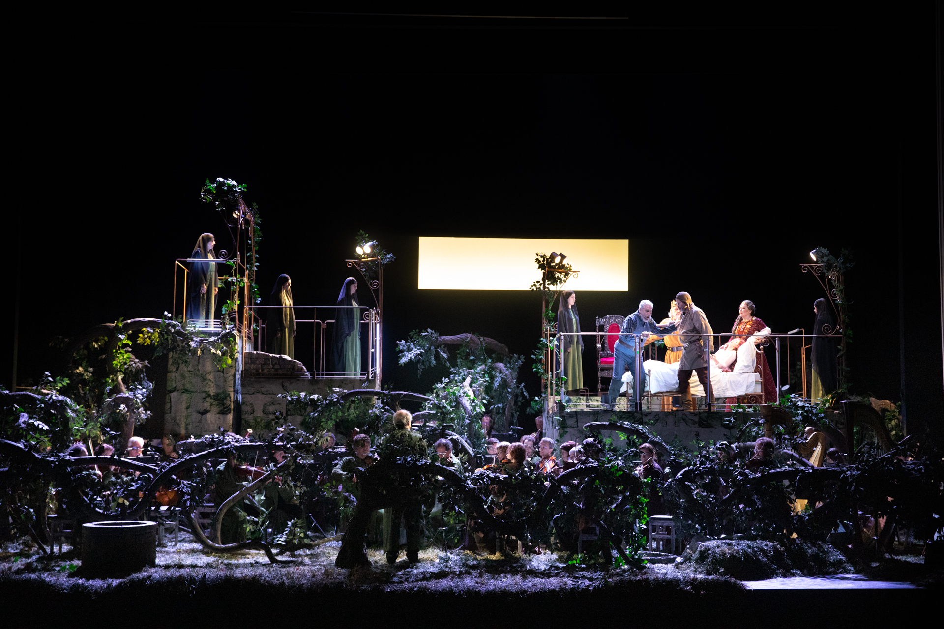 Scena teatrale suggestiva al Festival di Spoleto con set naturalistico complesso