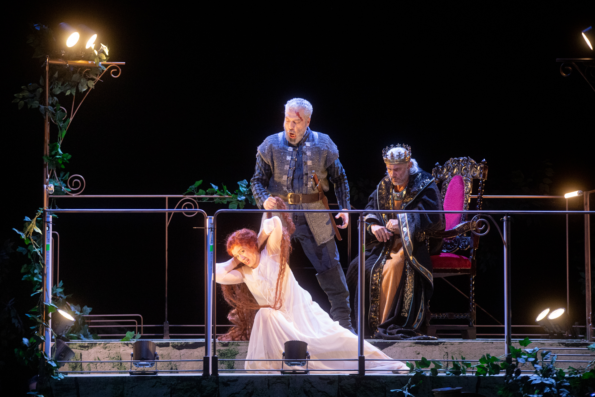 Scena drammatica al Festival di Spoleto con attori in costume