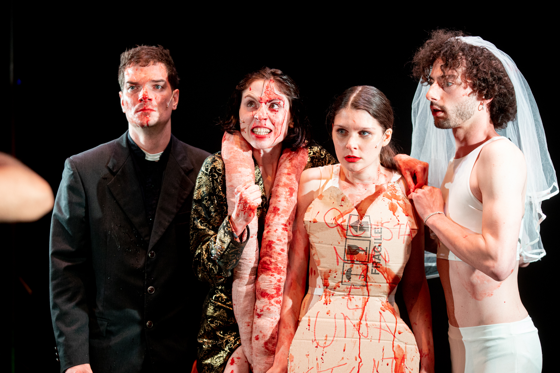 Scena teatrale drammatica al Festival di Spoleto con attori ricoperti di sangue