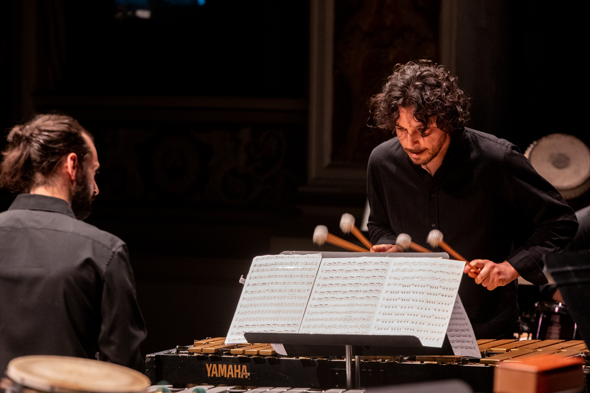 Percussionisti sul palco al Festival di Spoleto, eseguono brani con passione