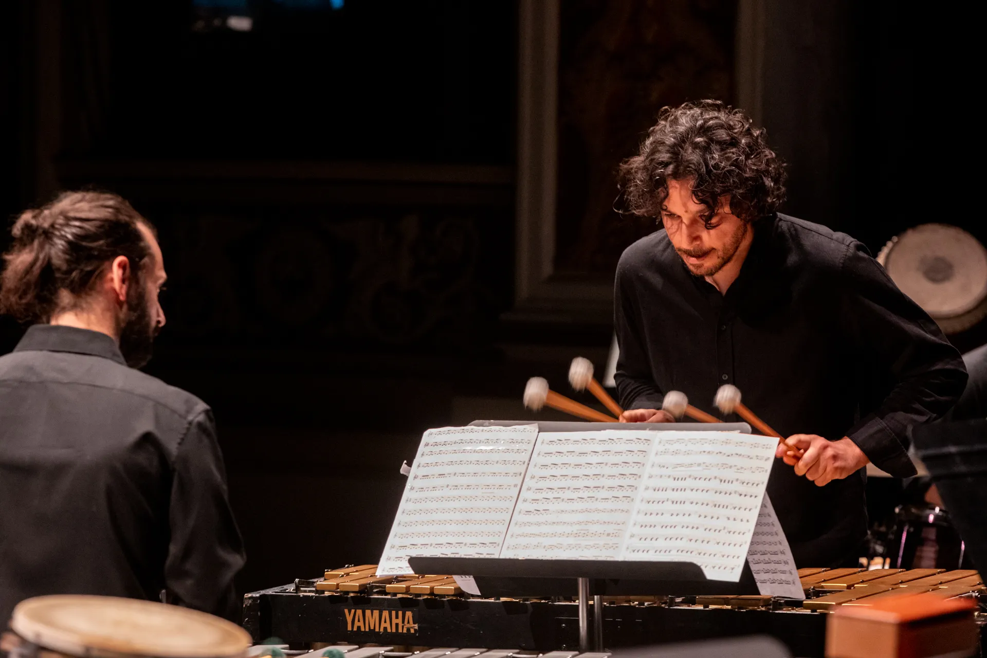 Percussionisti sul palco al Festival di Spoleto, eseguono brani con passione