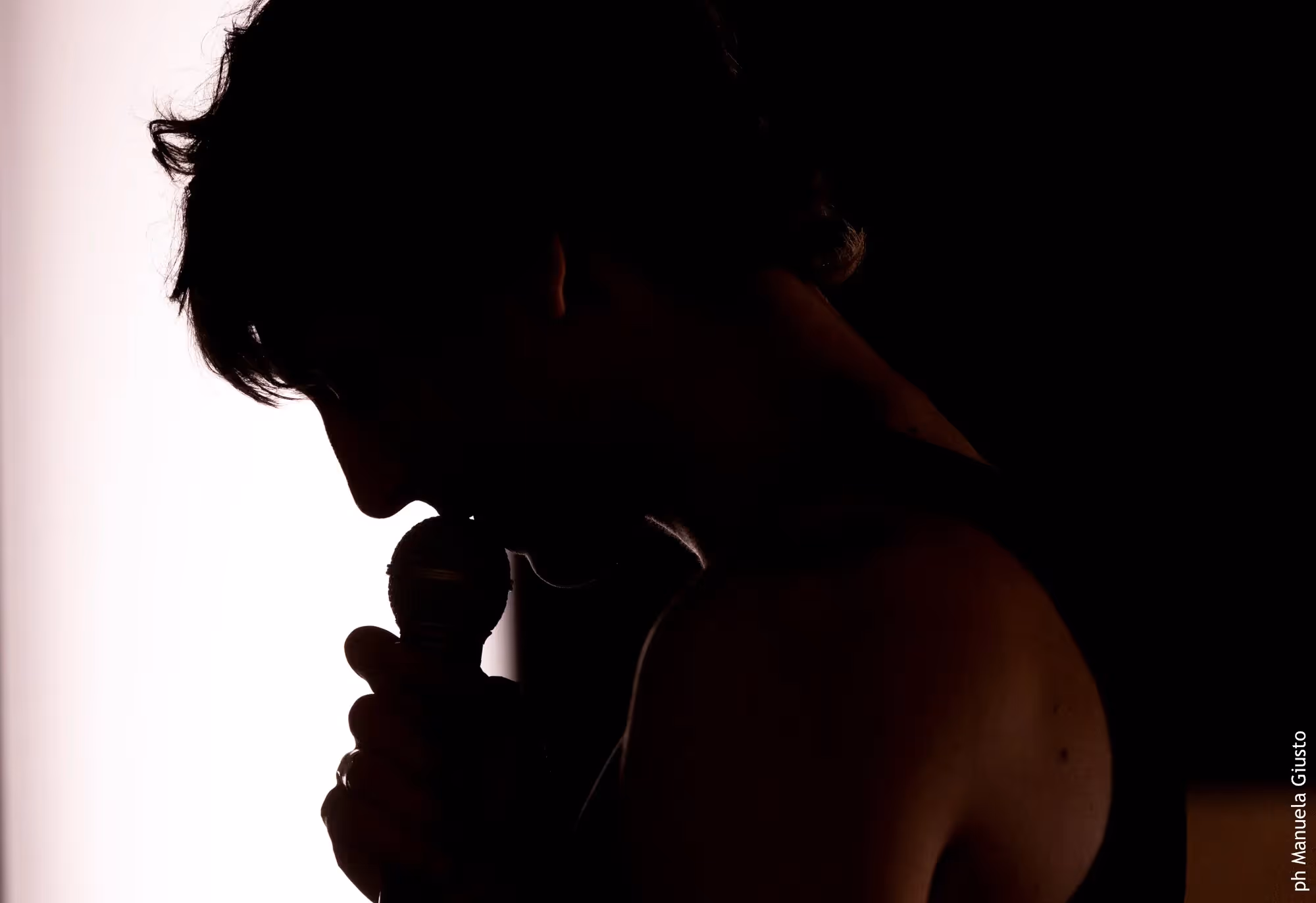 Silhouette drammatica di un performer al Festival di Spoleto