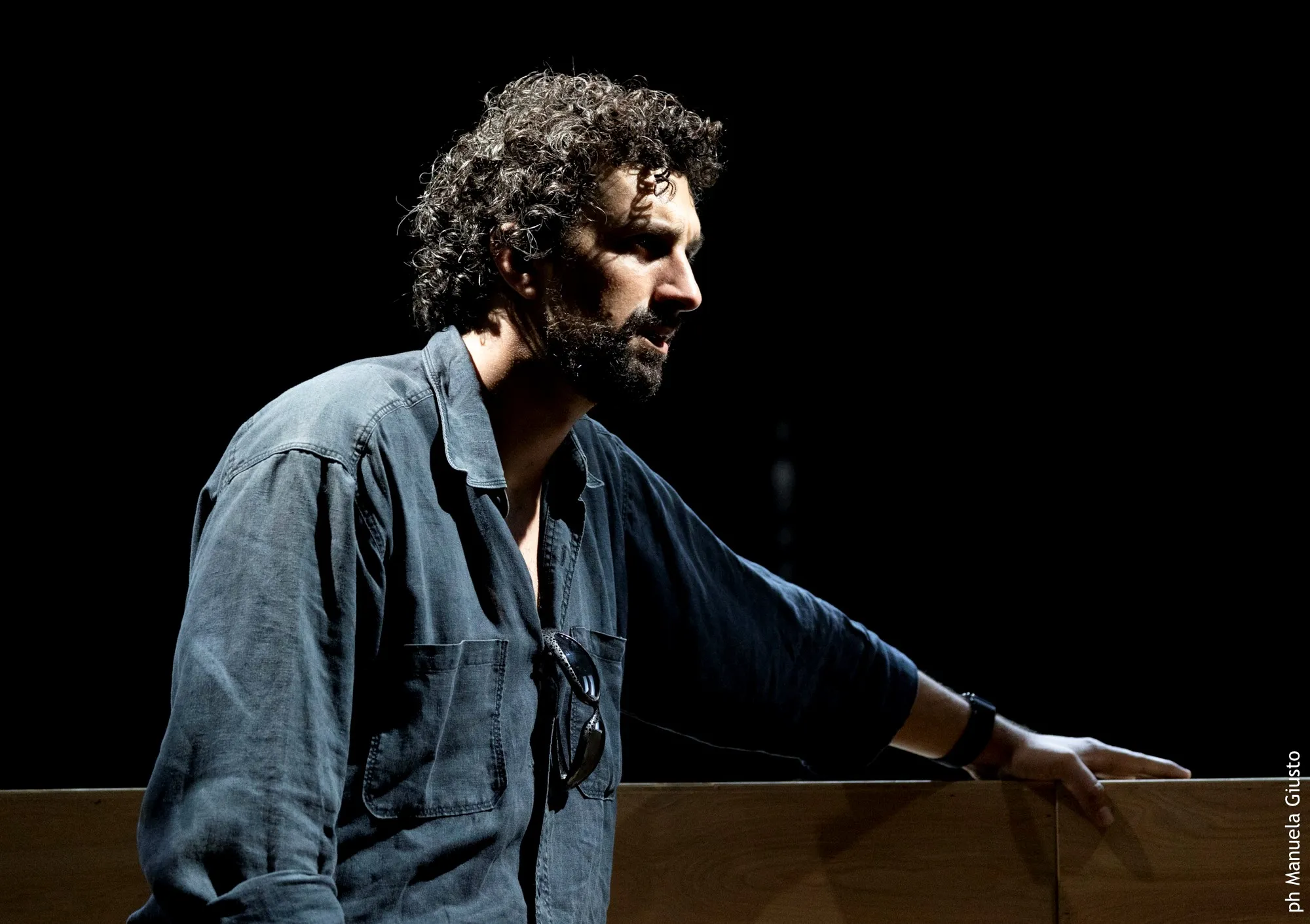 Performer ritratto durante il Festival di Spoleto, con giacca blu e ricci