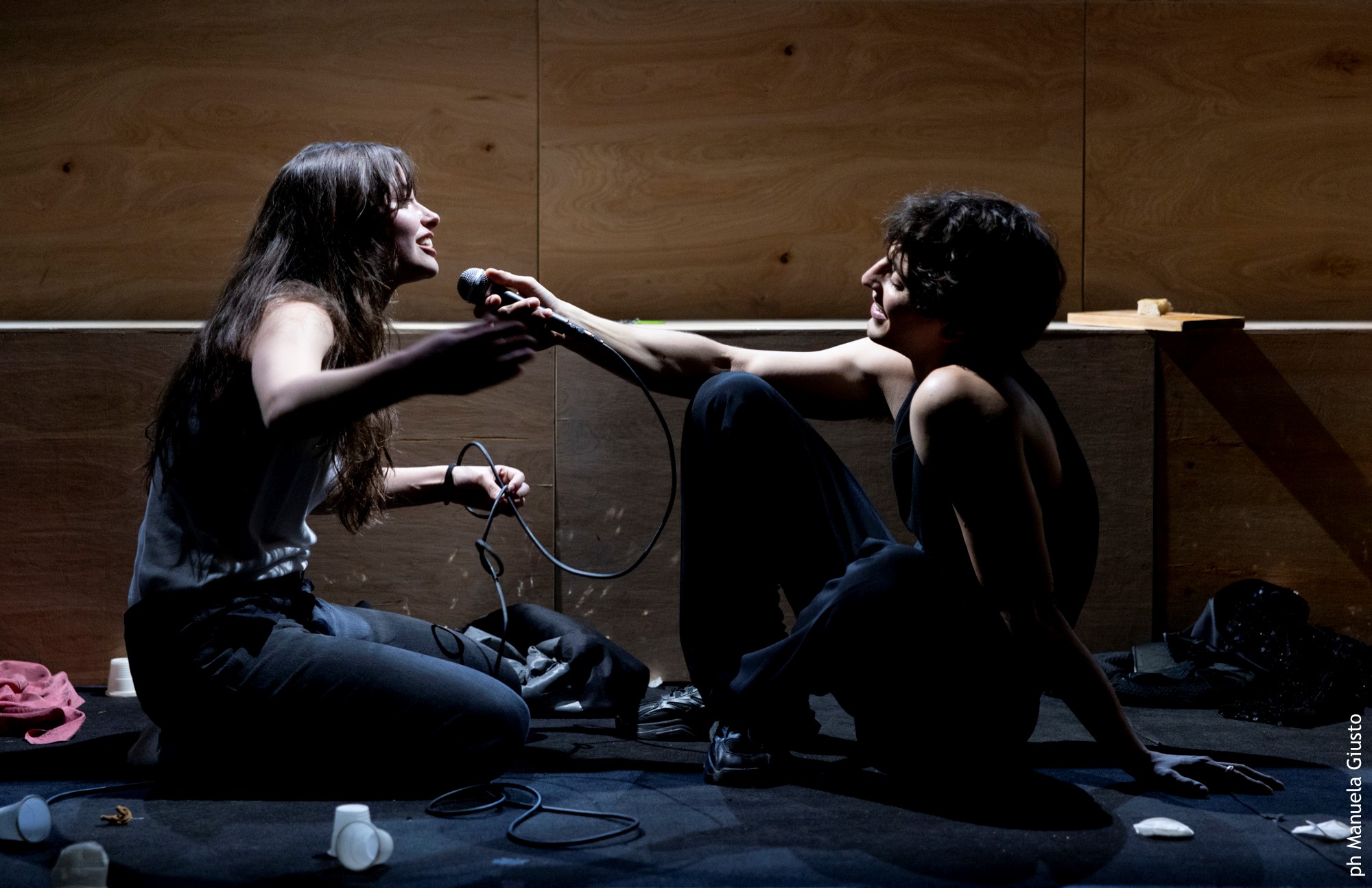 Due performer sul palco durante il Festival di Spoleto, scambio teatrale intenso