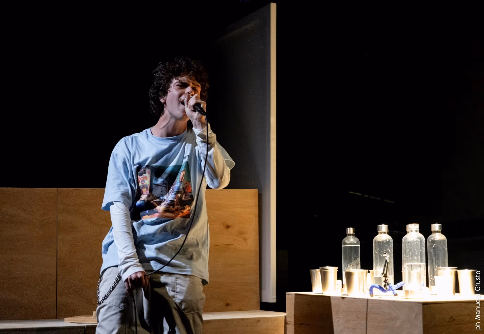 Artista sul palco durante il Festival di Spoleto, esibizione intensa e dinamica