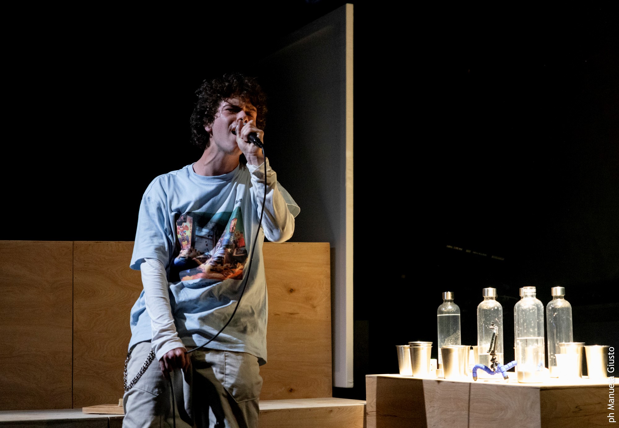 Artista sul palco durante il Festival di Spoleto, esibizione intensa e dinamica