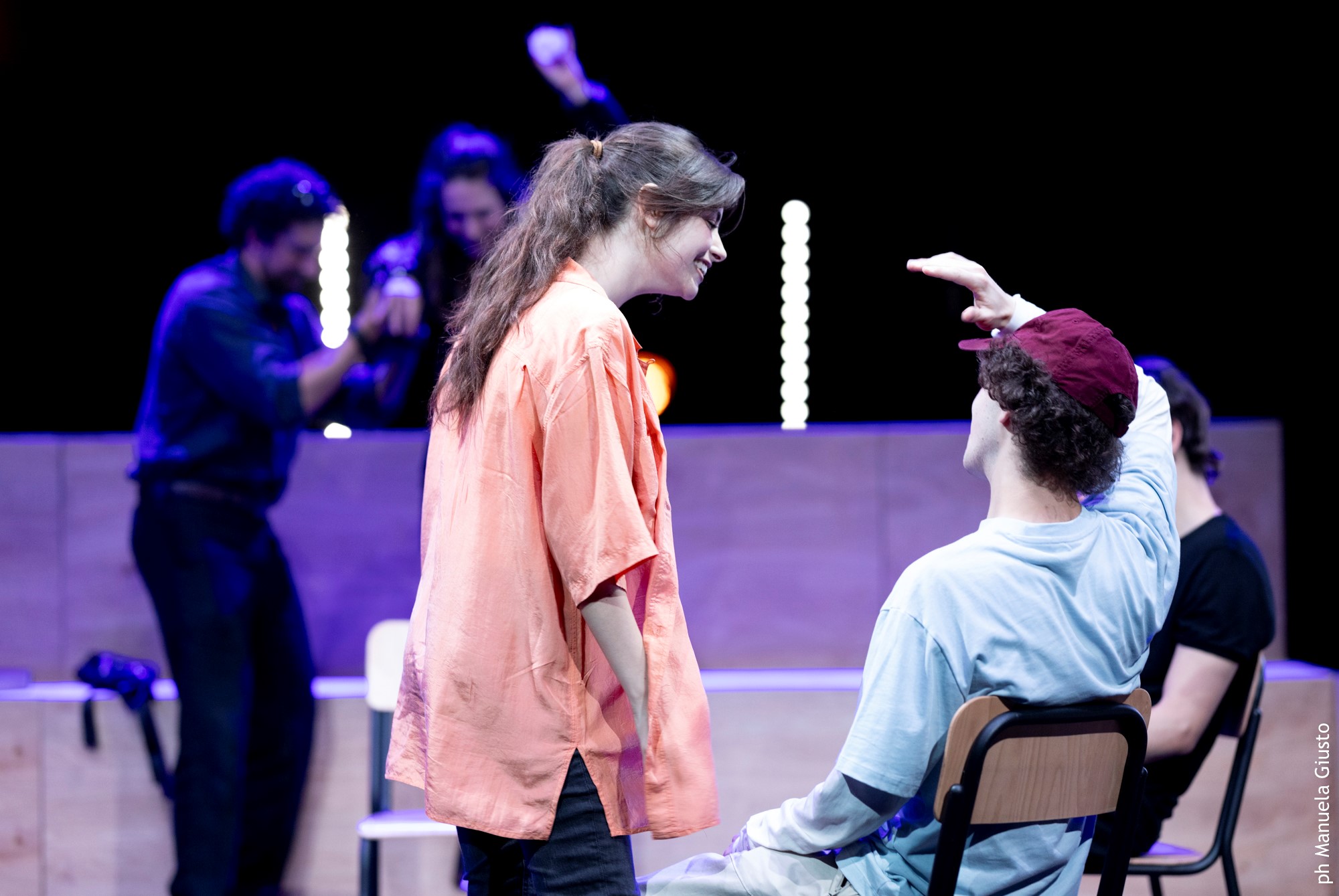 Performance teatrale al Festival di Spoleto con attori in palcoscenico colorato