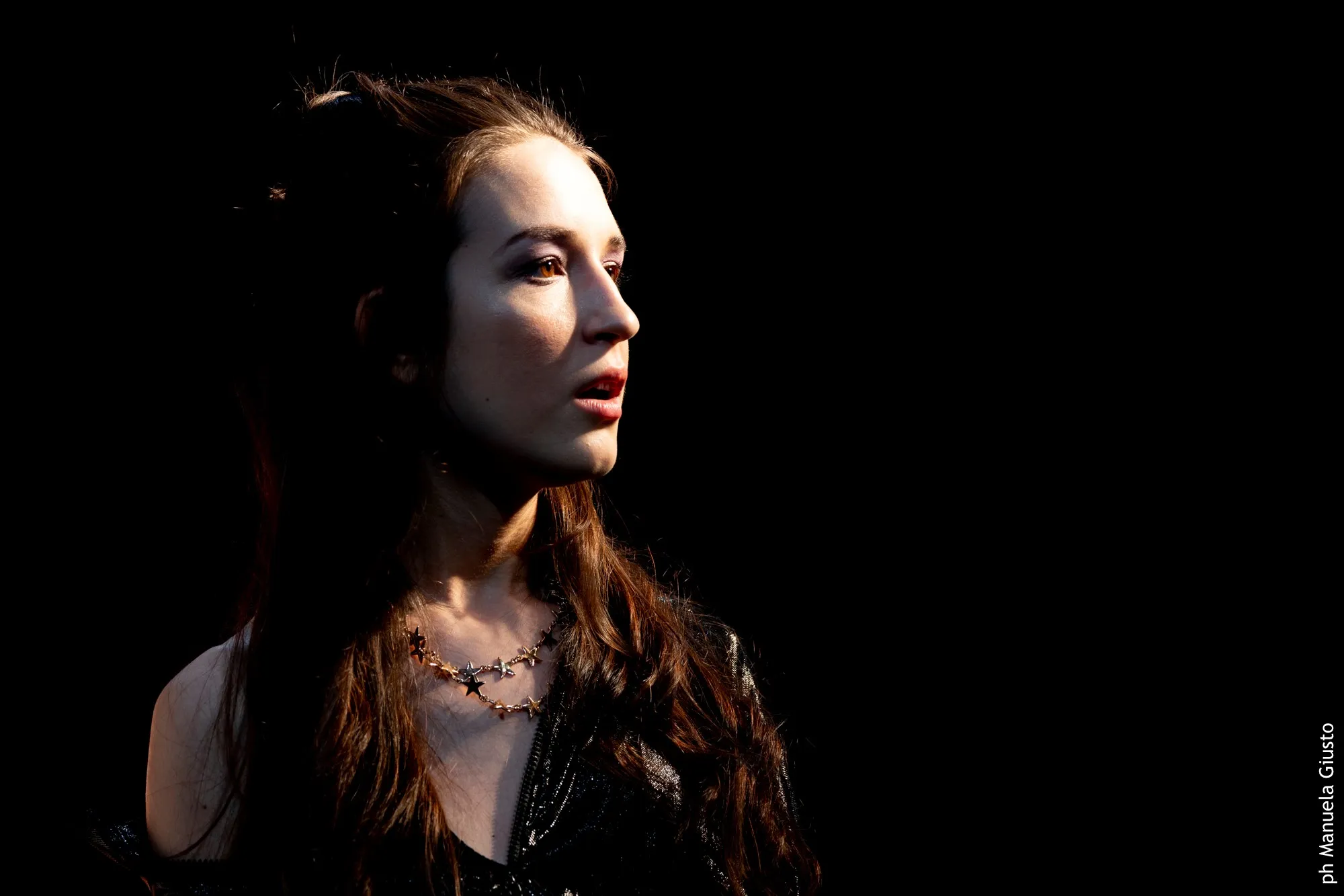 Ritratto drammatico al Festival di Spoleto, donna con collana stellata