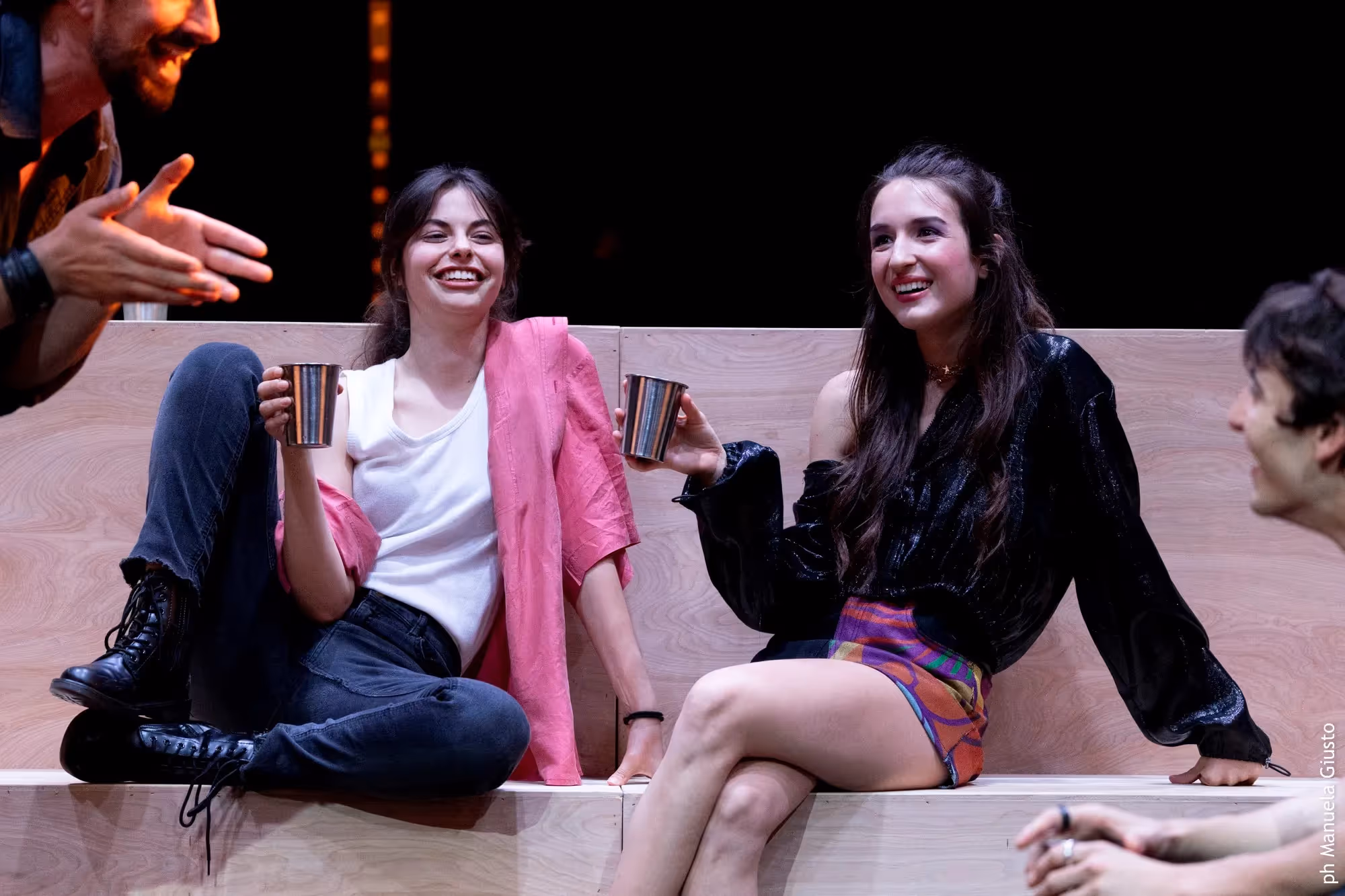 Momento di gioia al Festival di Spoleto con due giovani attrici sorridenti