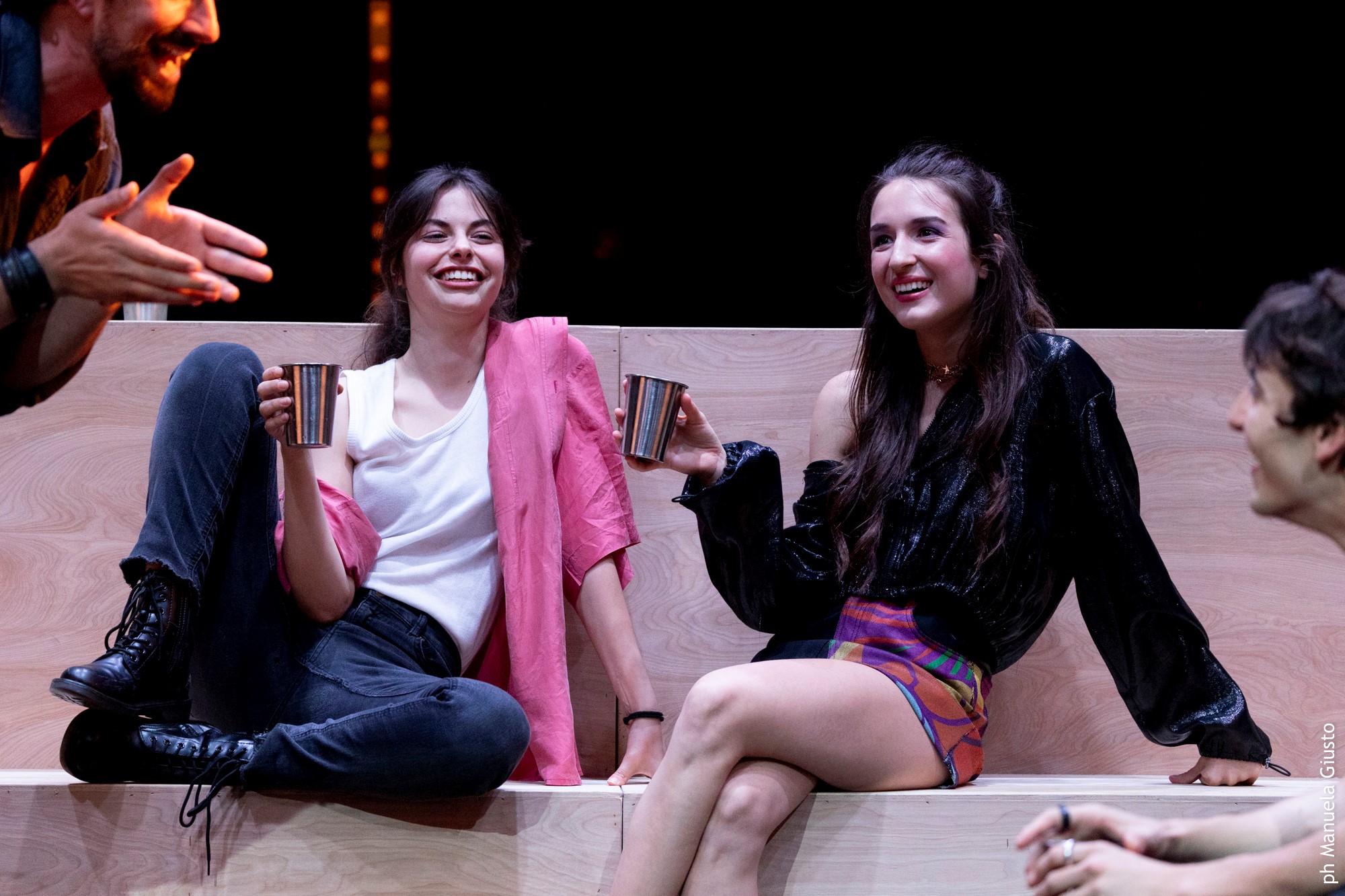 Momento di gioia al Festival di Spoleto con due giovani attrici sorridenti