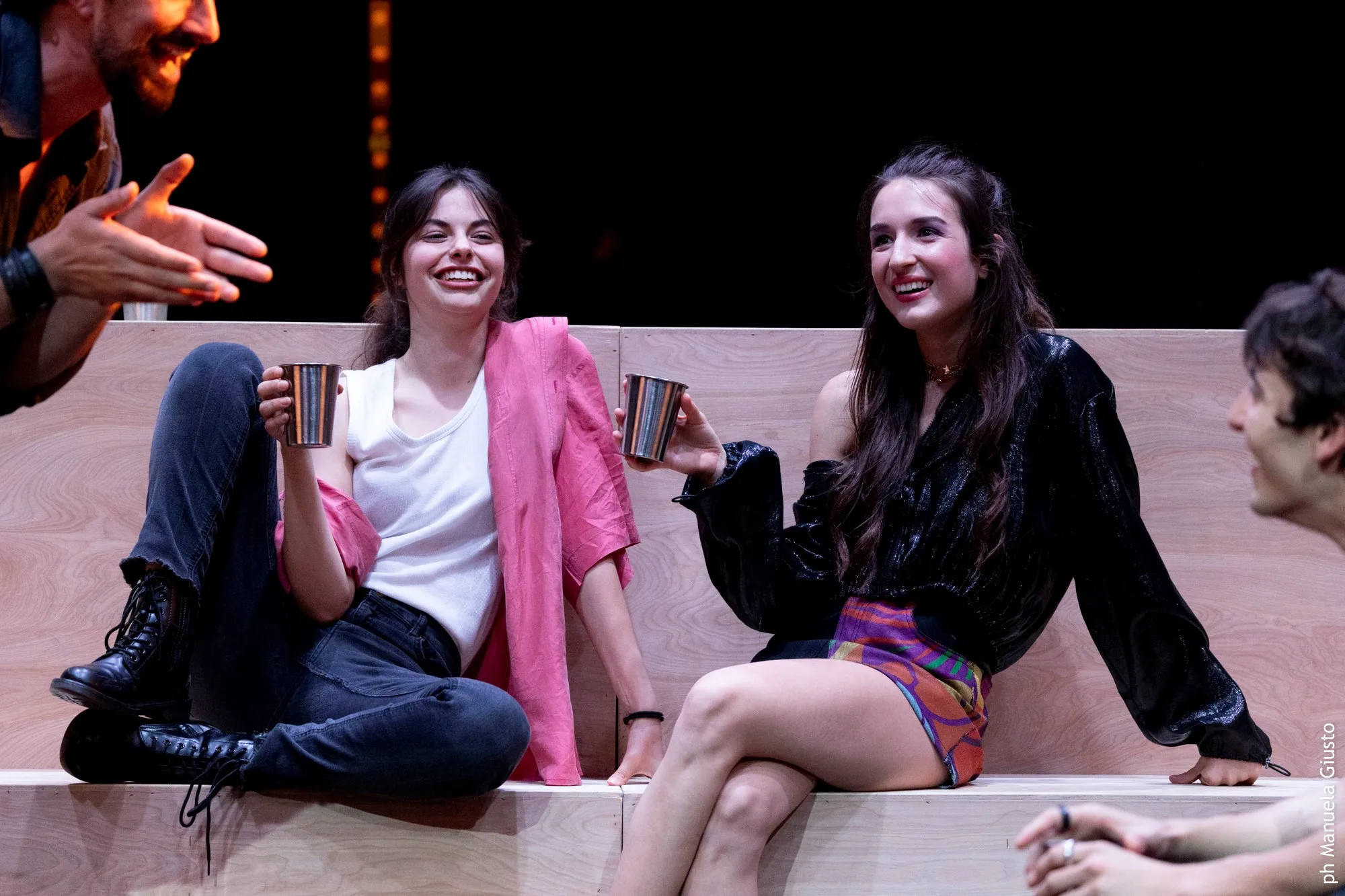 Momento di gioia al Festival di Spoleto con due giovani attrici sorridenti