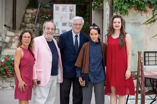 Partecipanti al Festival di Spoleto, gruppo di persone in posa davanti a un edificio