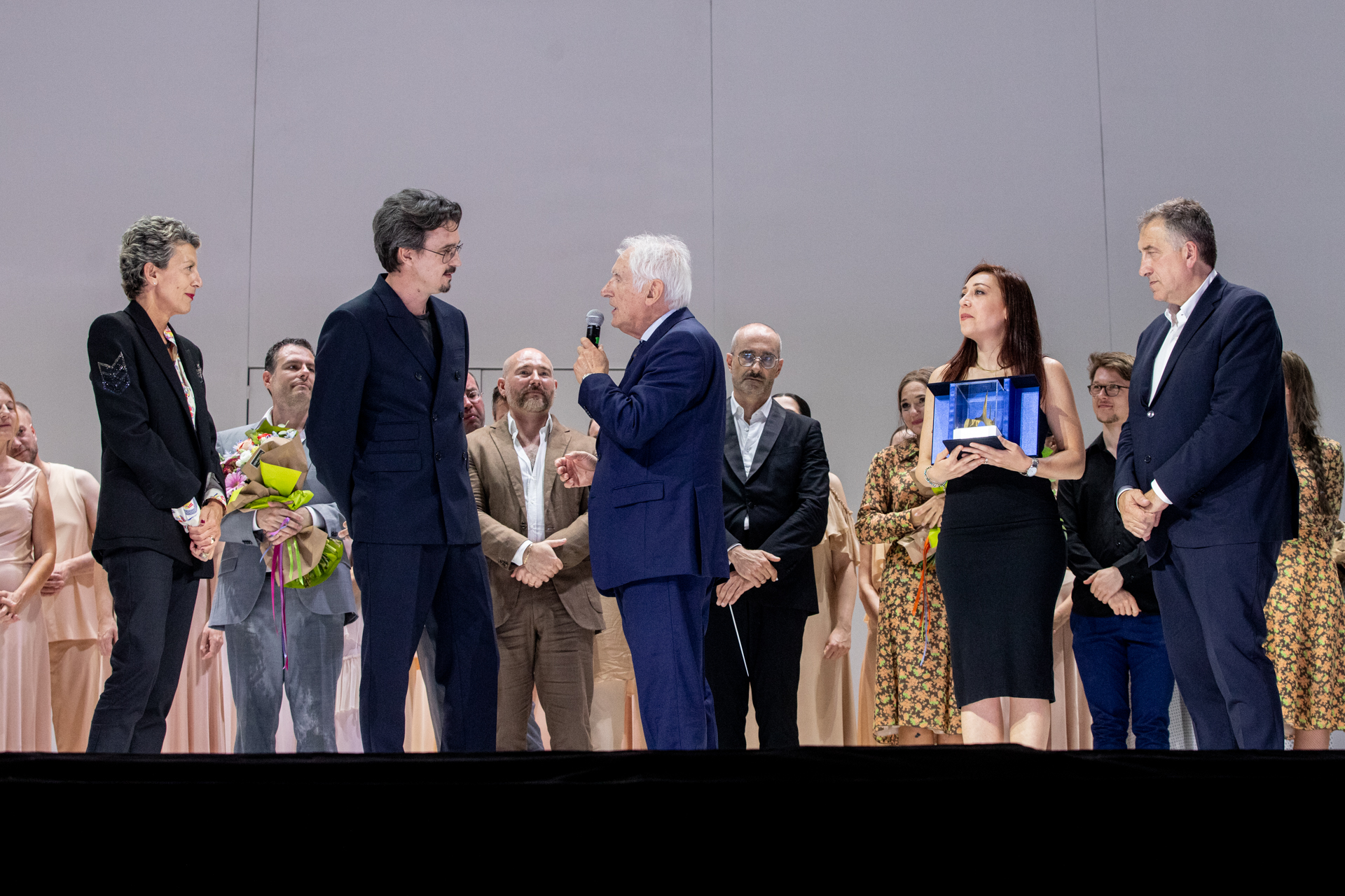 Premiazione al Festival di Spoleto con ospiti e organizzatori sul palco