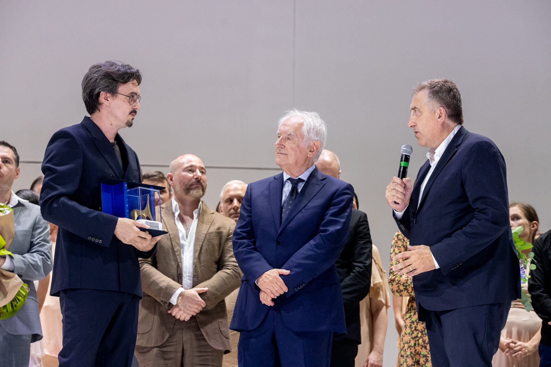 Premiazione ufficiale al Festival di Spoleto con dignitari in abiti eleganti
