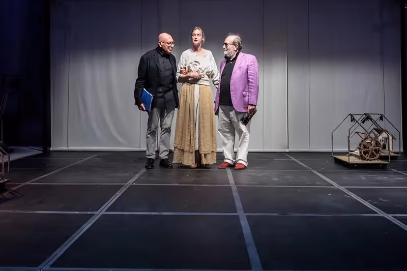 Tre performer sul palco durante il Festival di Spoleto, dialogo scenico intenso